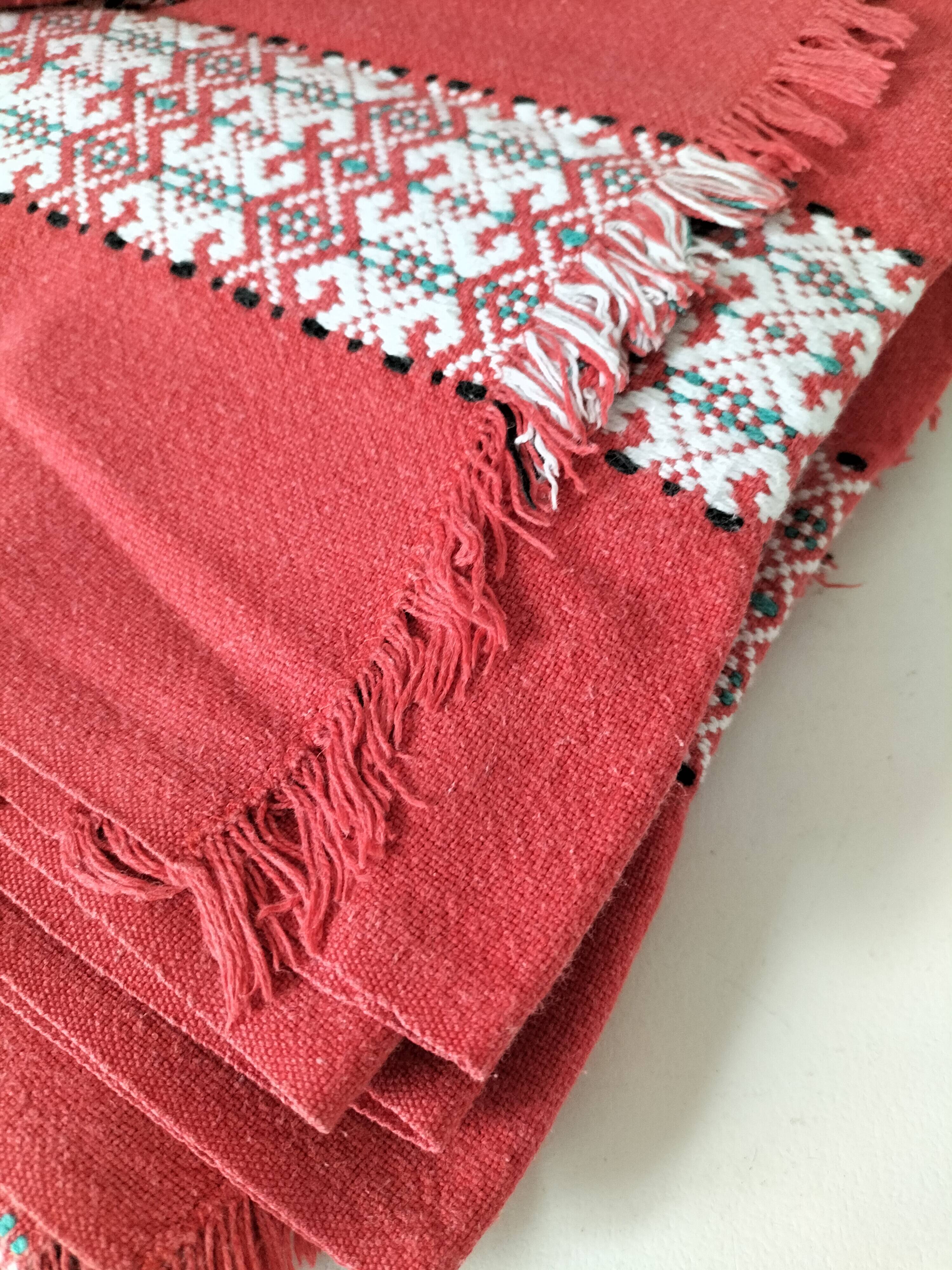 Tablecloth and 12 vintage cotton Basque-style napkins.