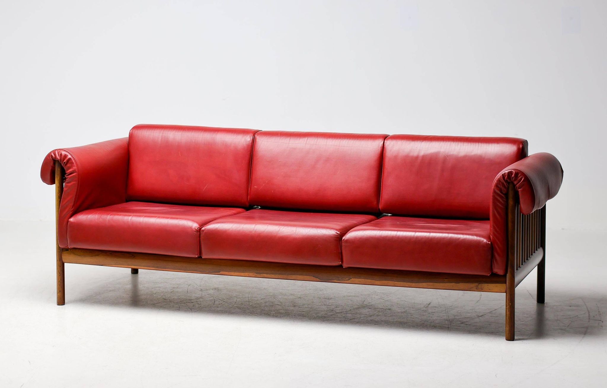 Johannes Andersen modern mid-century Danish canapé in rosewood and burgundy leather