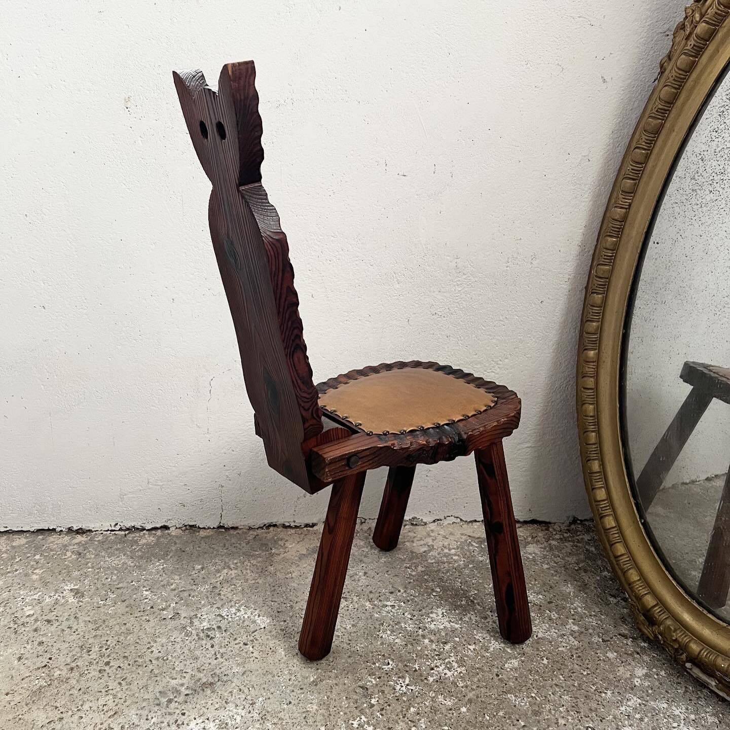 Folding tripod stool with cat back