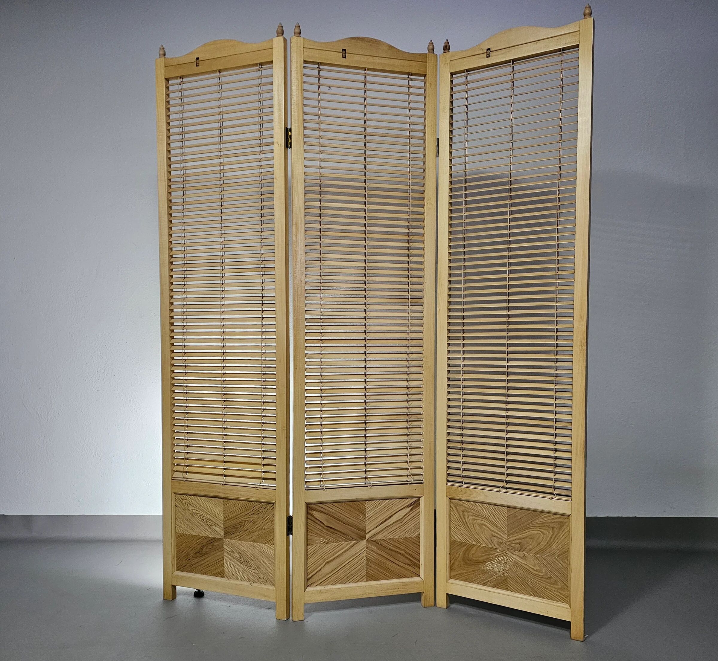 Room divider, French blonde beech louvered screen, 1960s, width 155 cm, height 185 cm