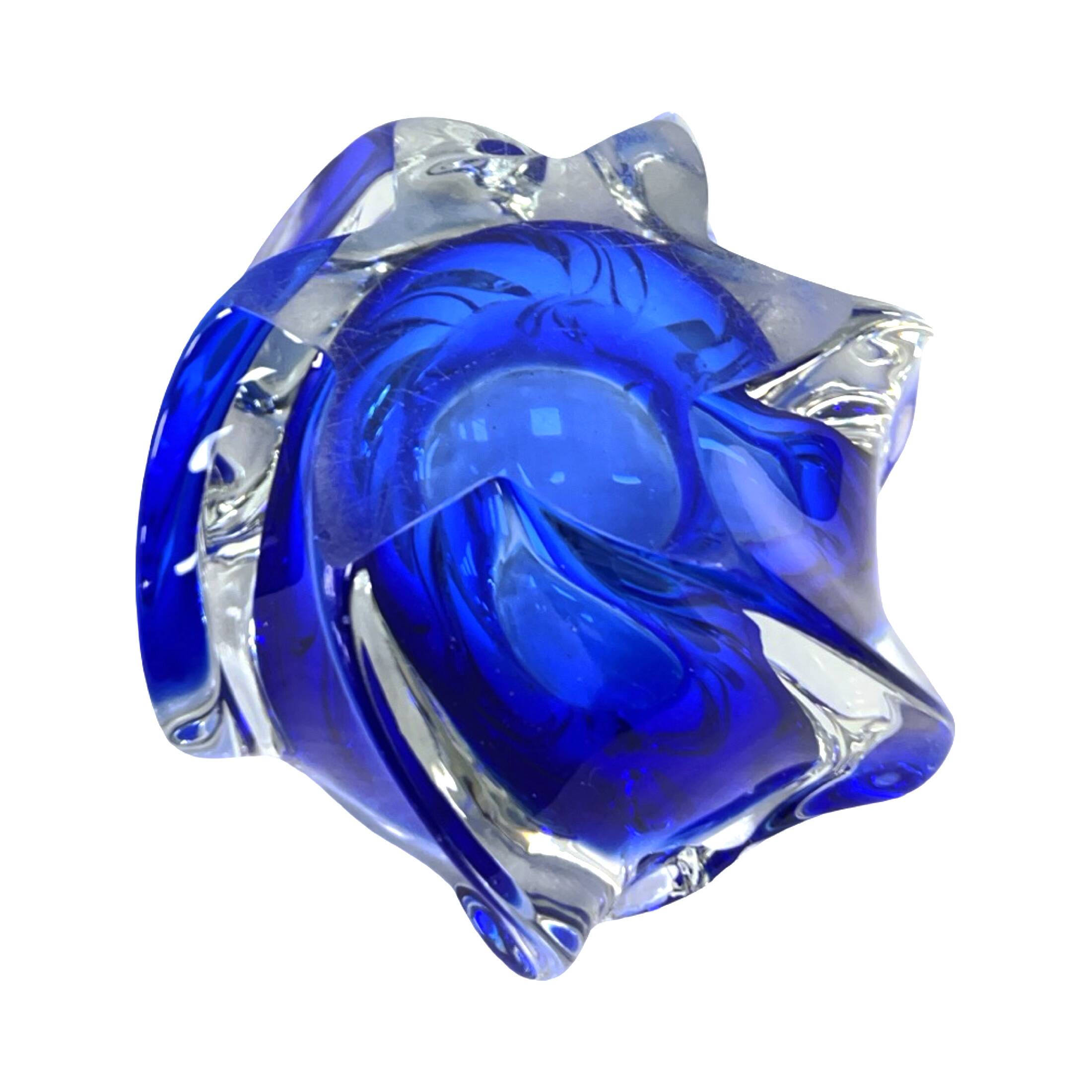 Cendrier en verre cobalt d'art libre de Chřibská Sklarna, Tchécoslovaquie, années 1970.