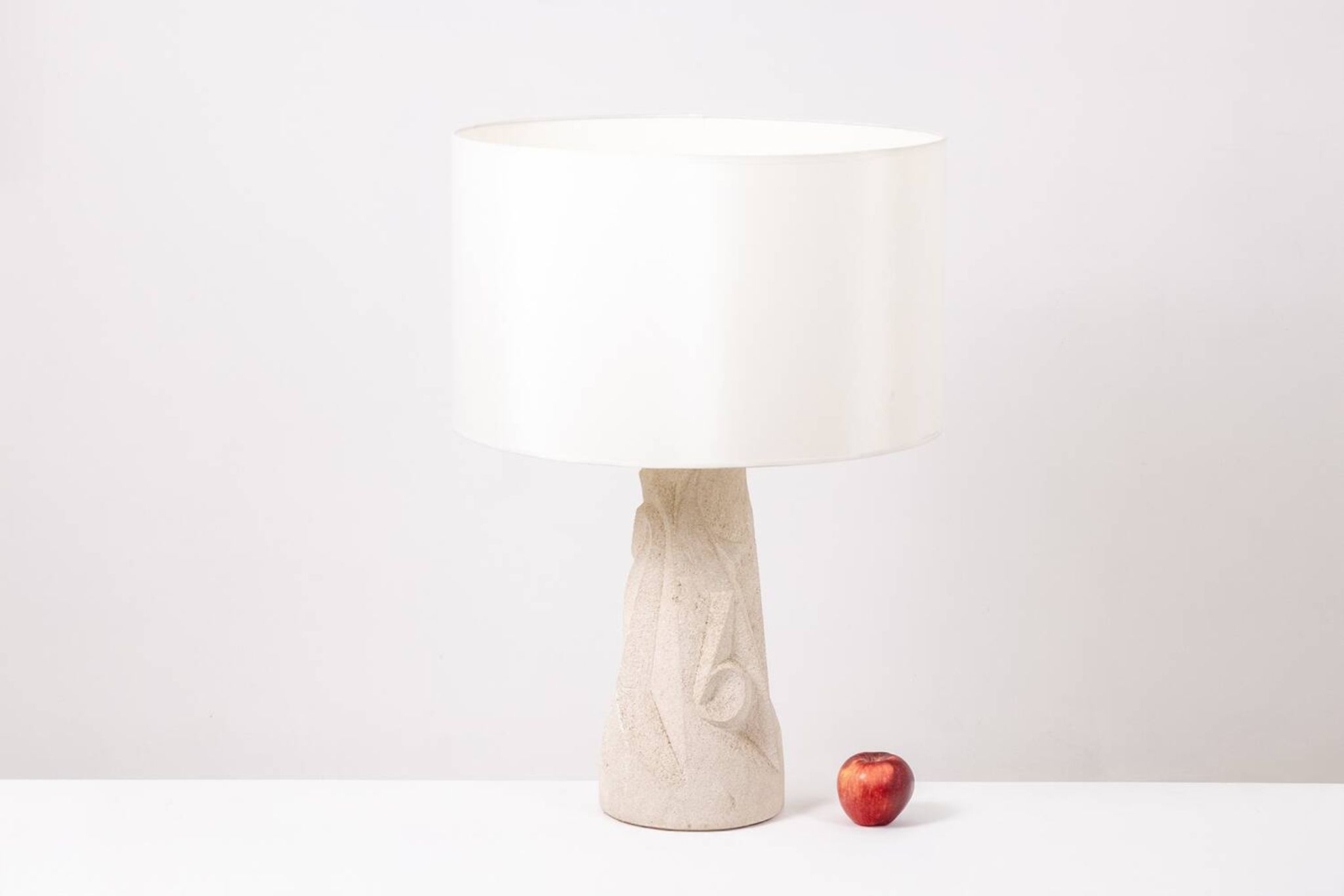 Lampe en pierre sculpté. Années 1970.