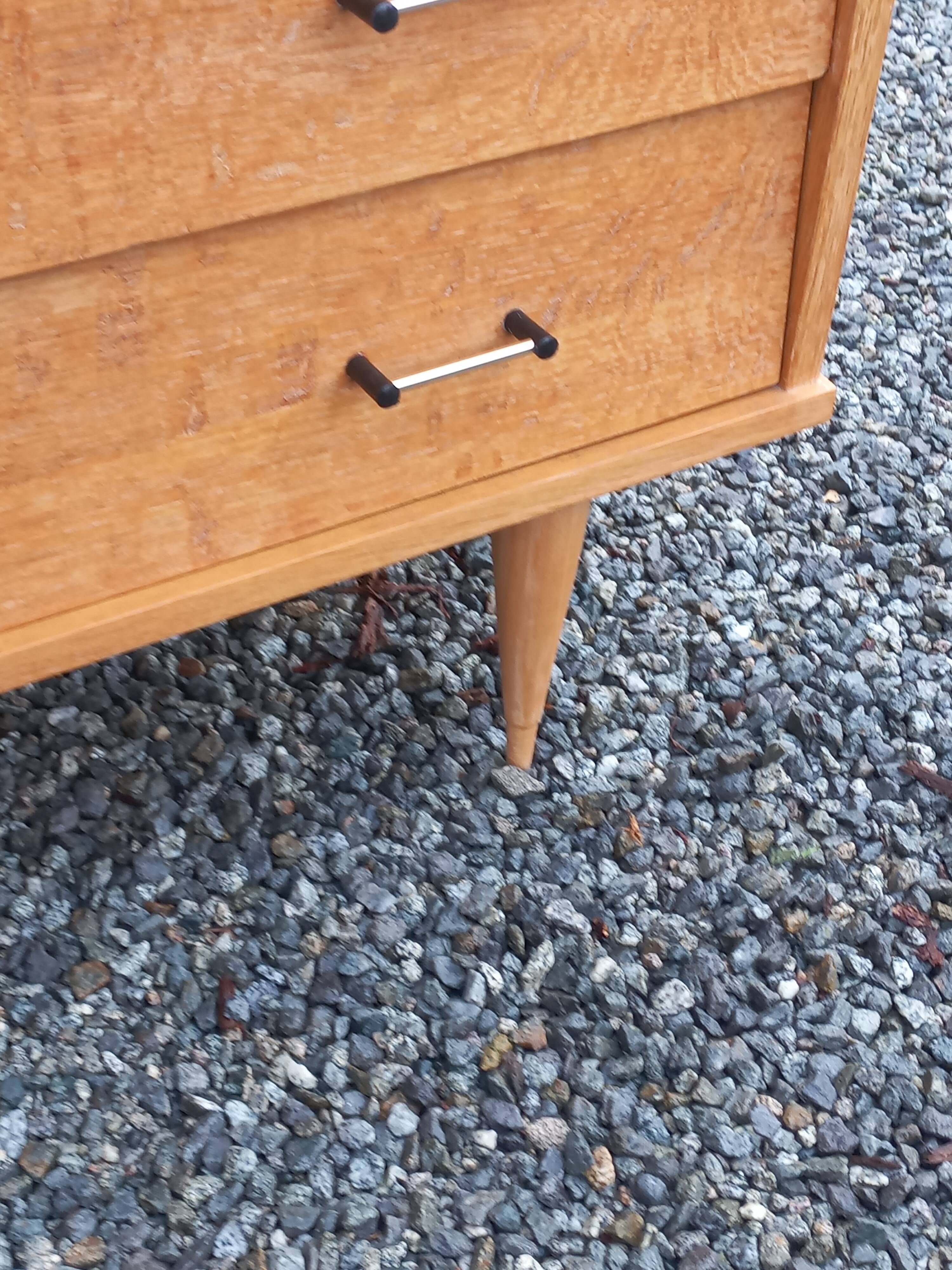 Vintage oak chest of drawers with 4 drawers from the 1960s.