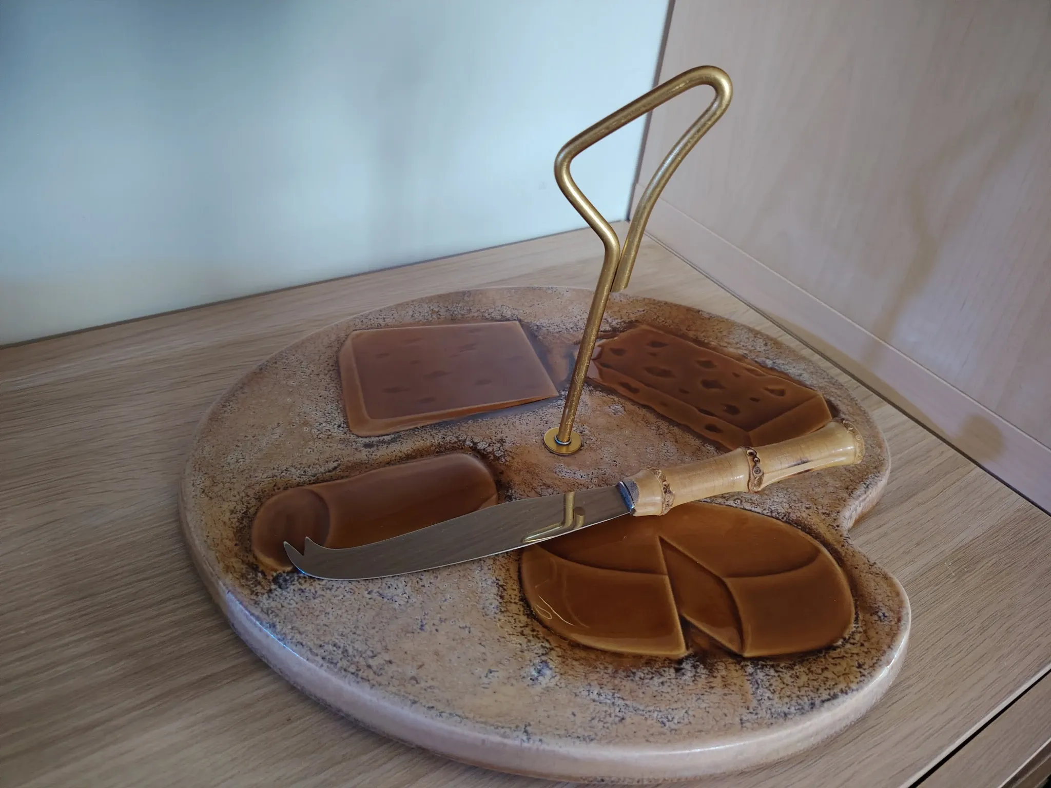 Cheese board and its knife