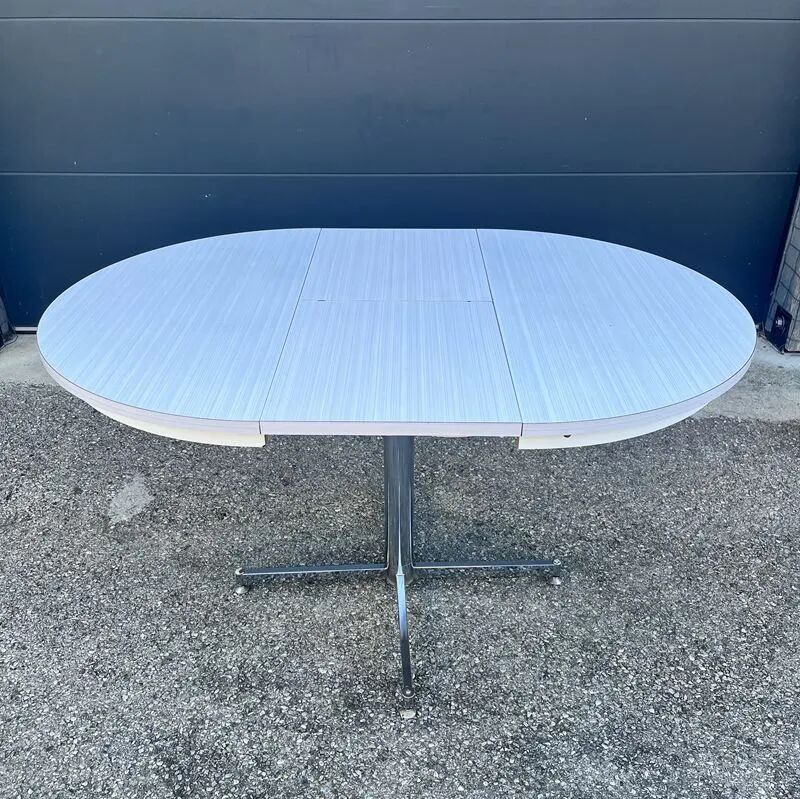 Formica round table