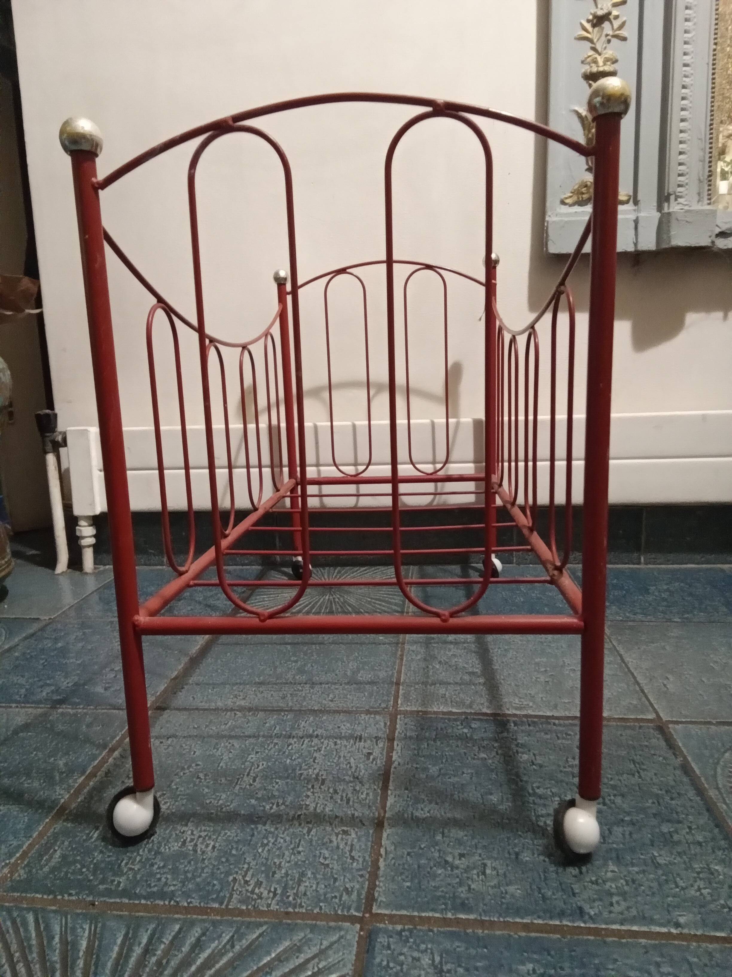 Large vintage dolls bed (80s)