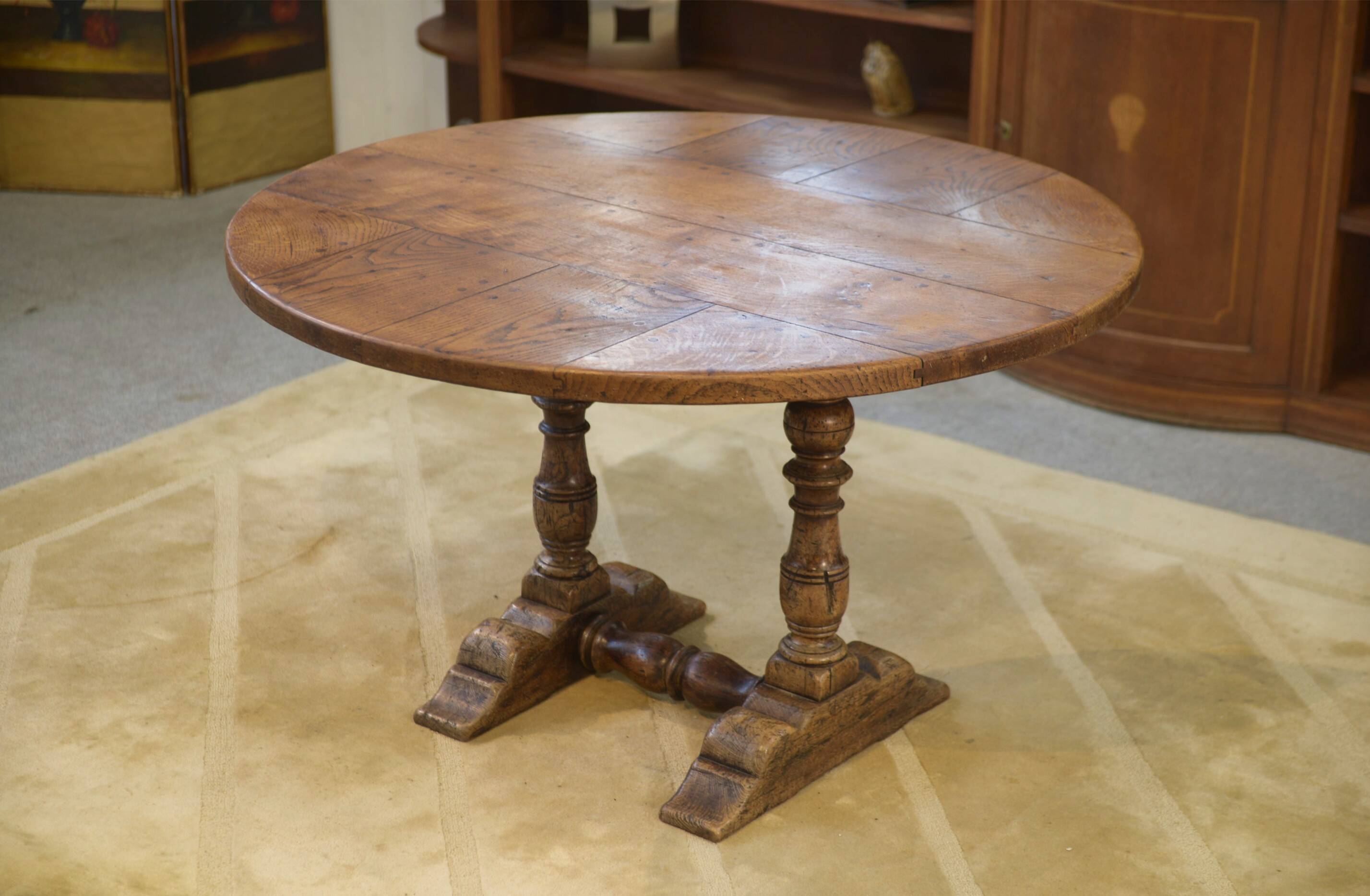 Table circulaire en chêne début 20ème