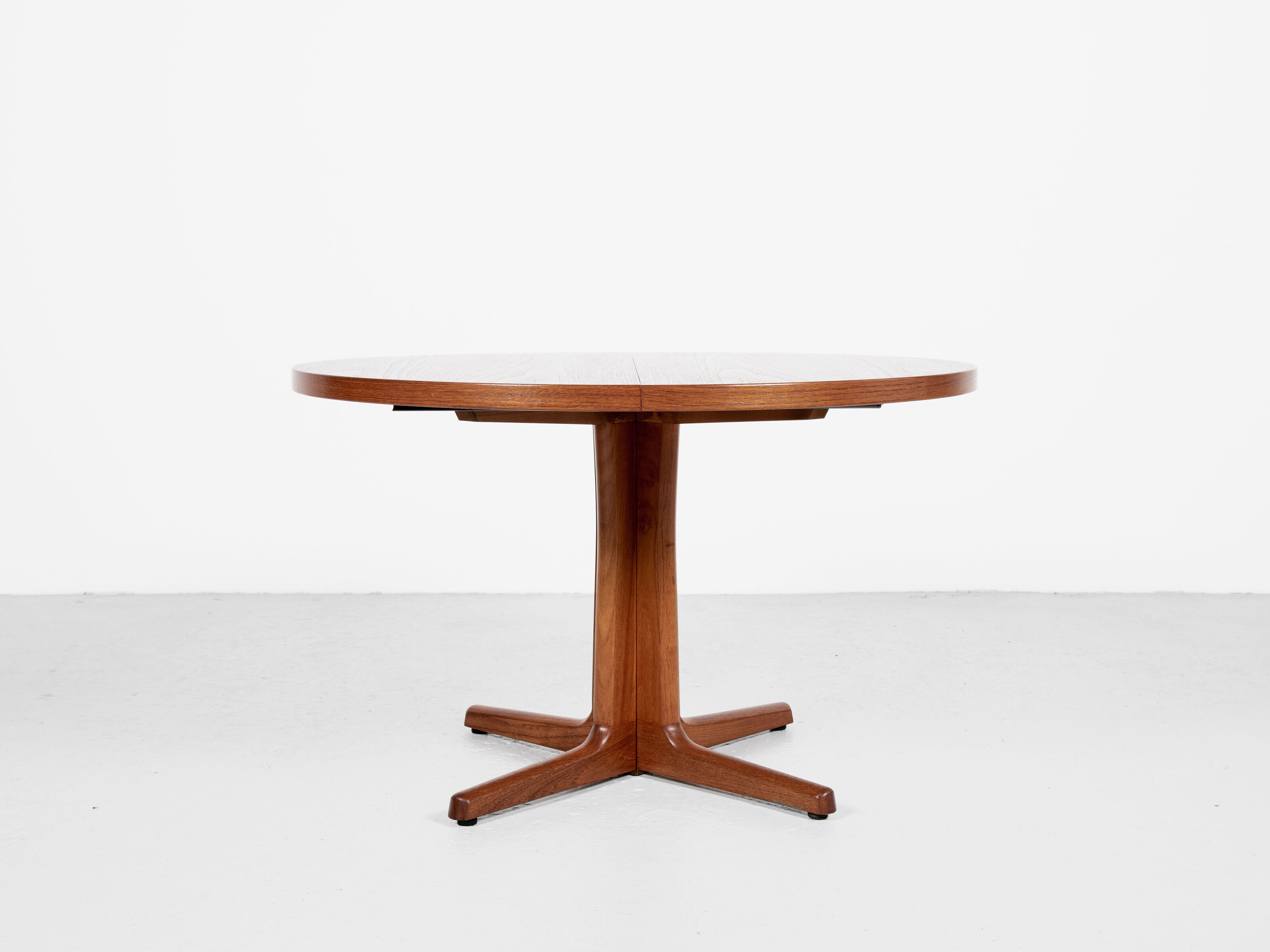Midcentury Danish round extendable dining table in teak 1960s - with flat border