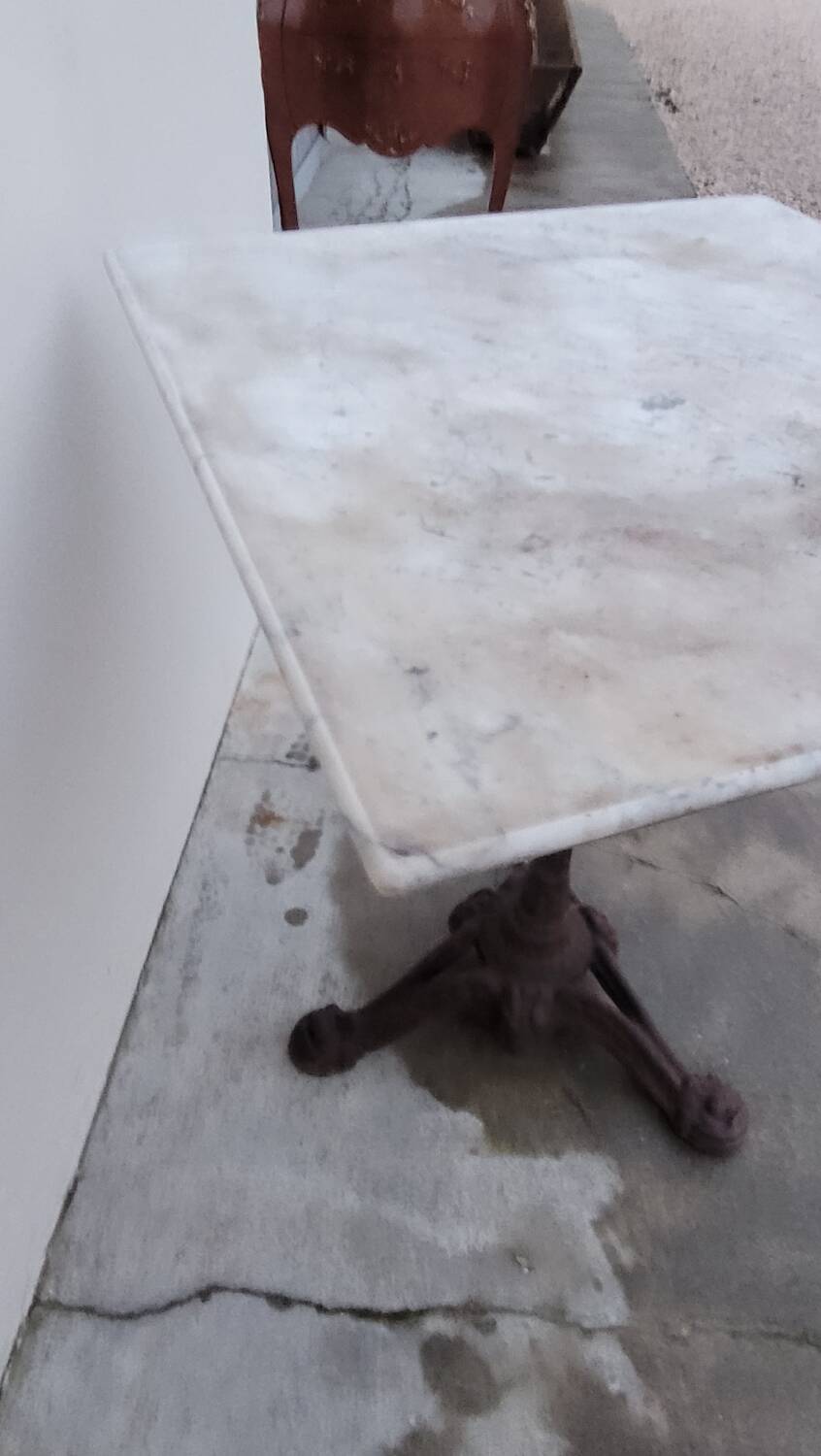 Bistro pedestal table in marble and cast iron lion paws