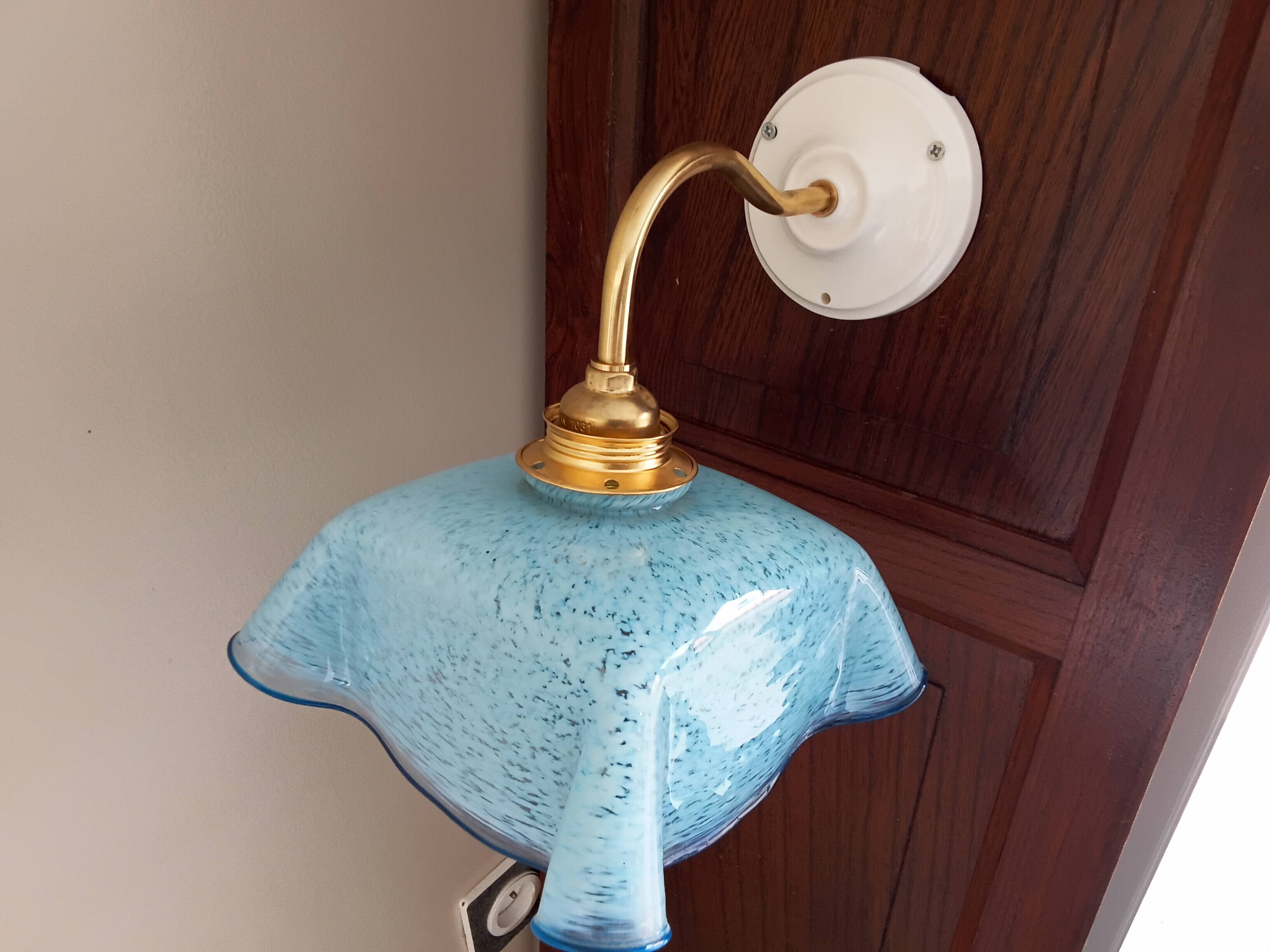 Applique murale Vintage opaline drapée verre de Clichy bleue mouchetée.