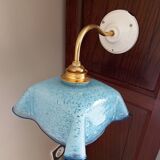 Applique murale Vintage opaline drapée verre de Clichy bleue mouchetée.