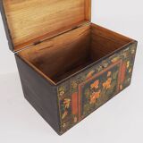 Coffre en bois ancien avec illustrations de fleurs de lotus (Chine, vers 1900)
