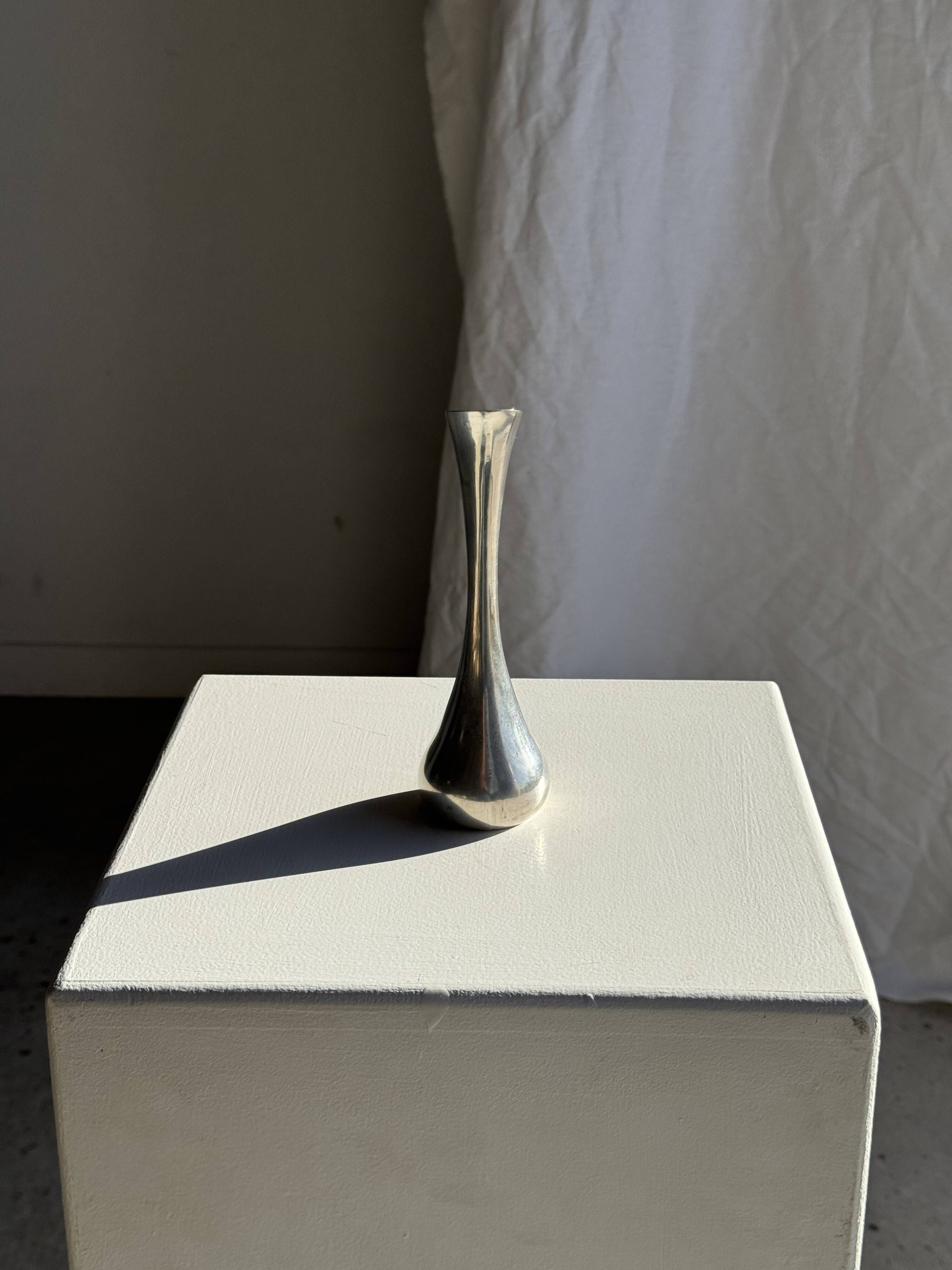 Vintage silver-plated soliflore vase in the shape of a ewer with a slender handle.