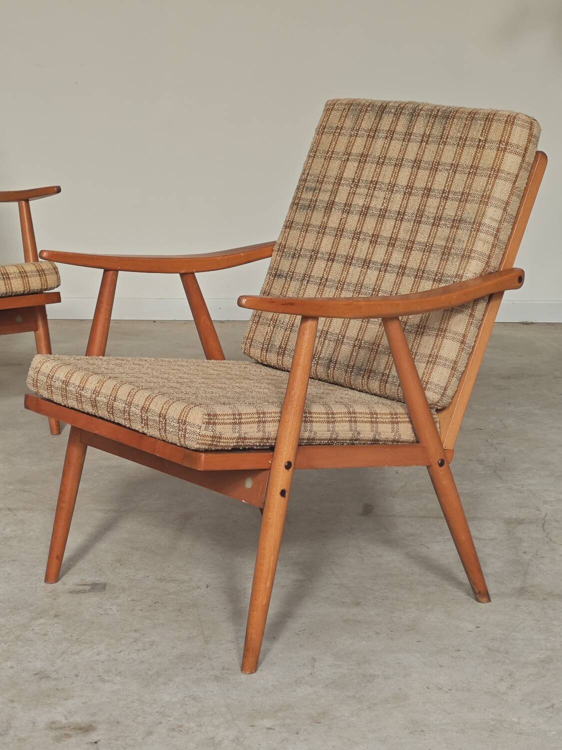 Pair of boomerang armchairs by antonin suman for ton (thonet)