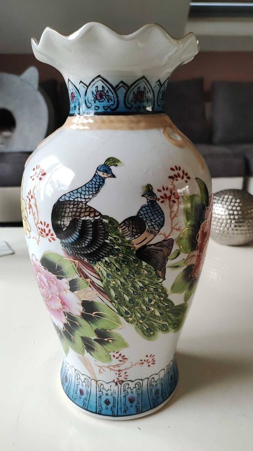Chinese polychrome porcelain base. Peacock/birds of paradise designs. Corolla-shaped collar with ribbon. 30 x 15 cm