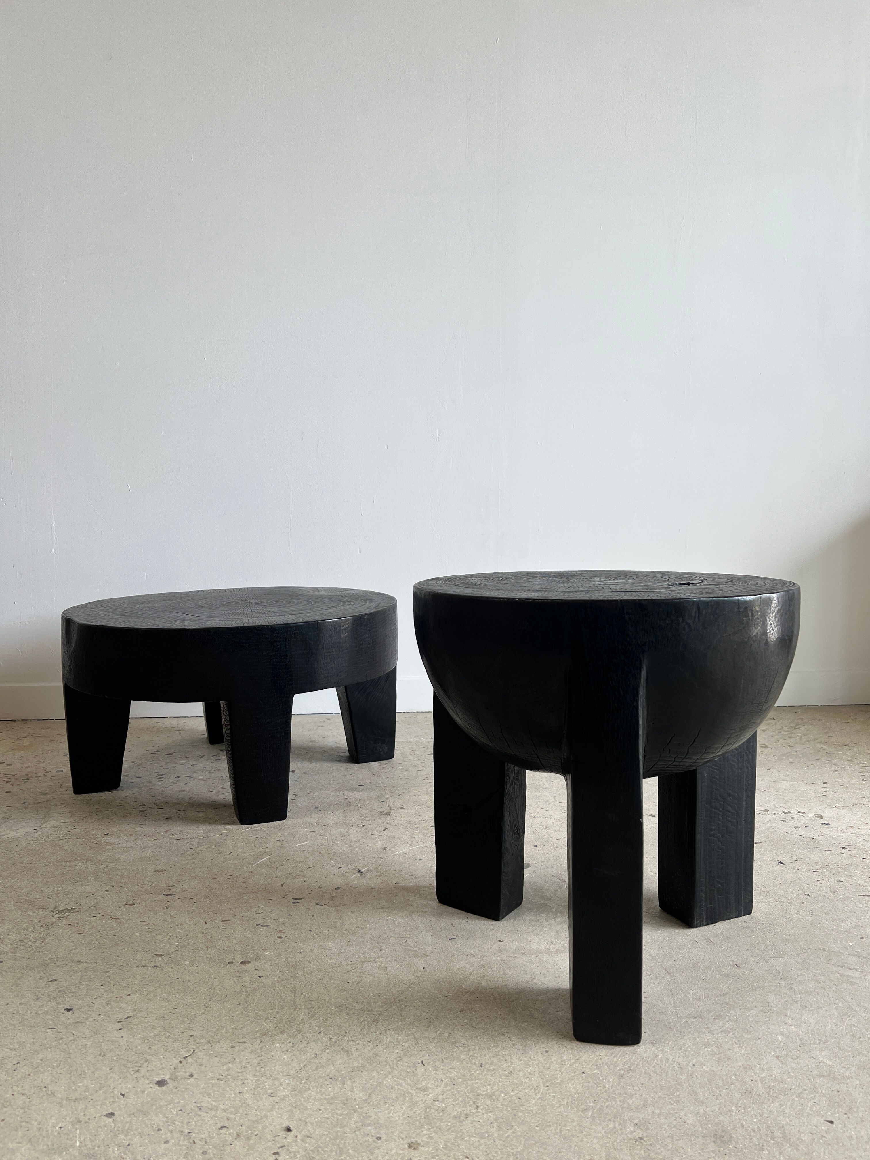 Black mango wood tripod side table with a semi-spherical top, height: 45 cm, diameter: 44 cm.