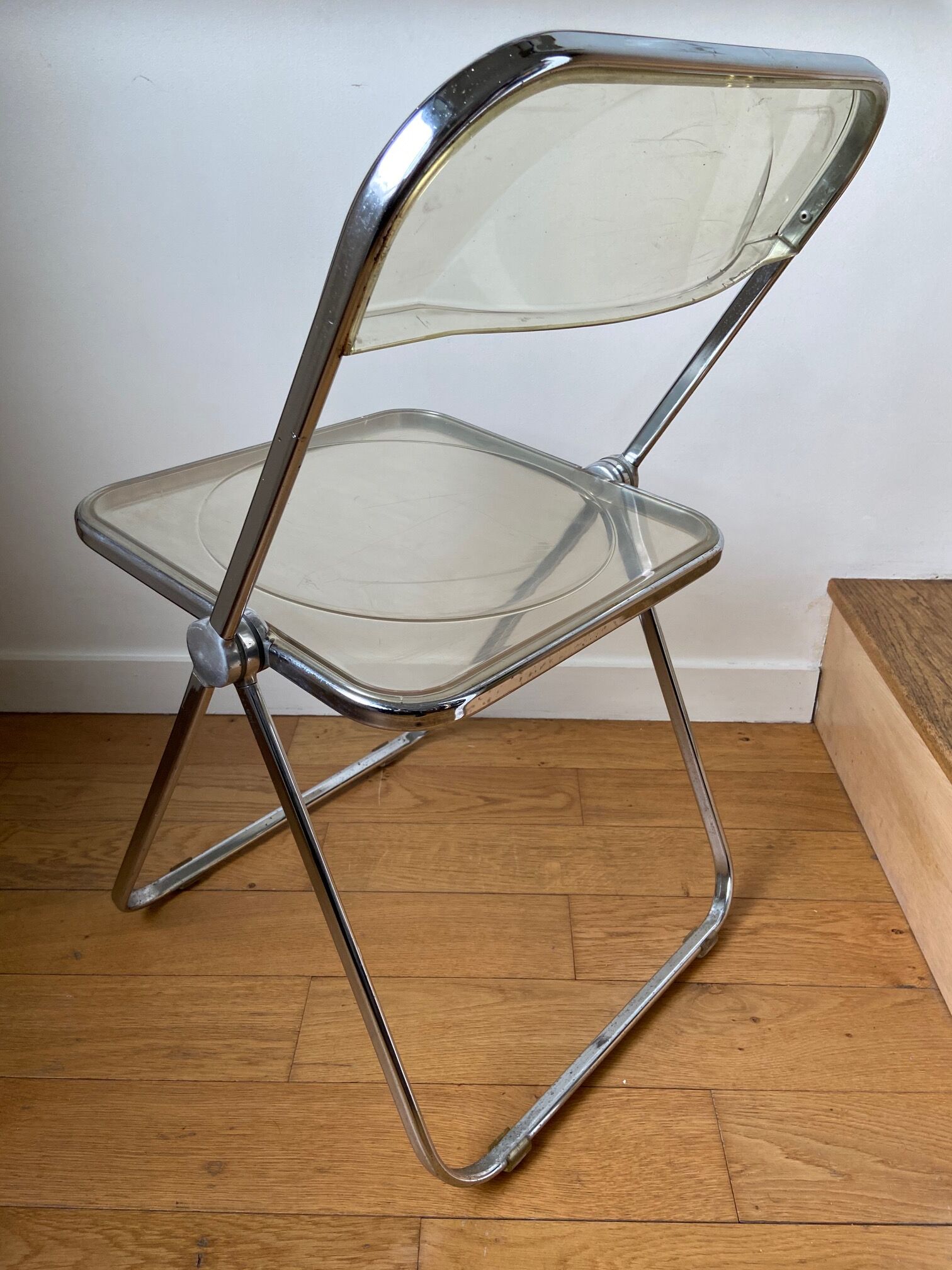 Giancarlo Piretti's "Plia" folding chair by Castelli 60'