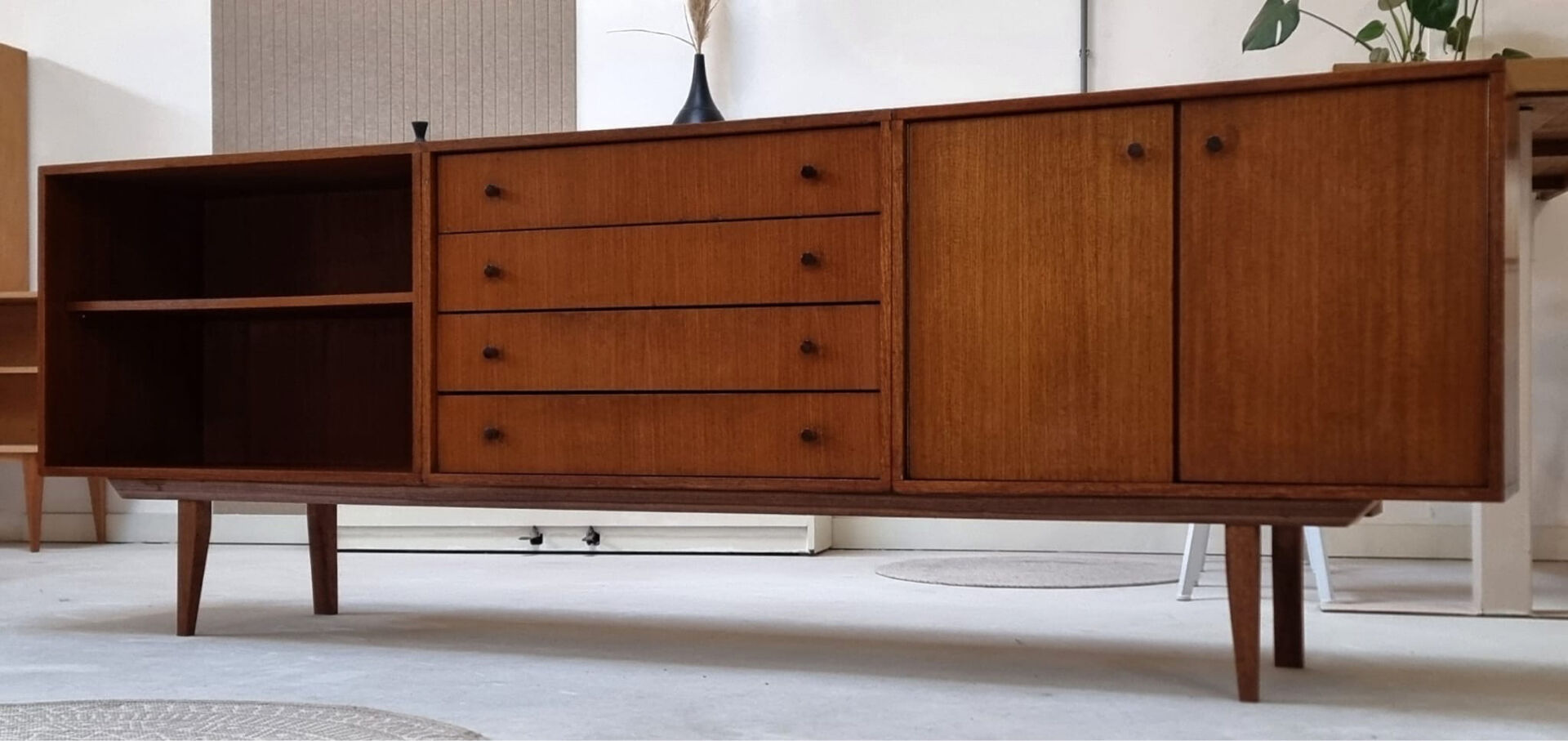 Buffet du milieu du siècle
