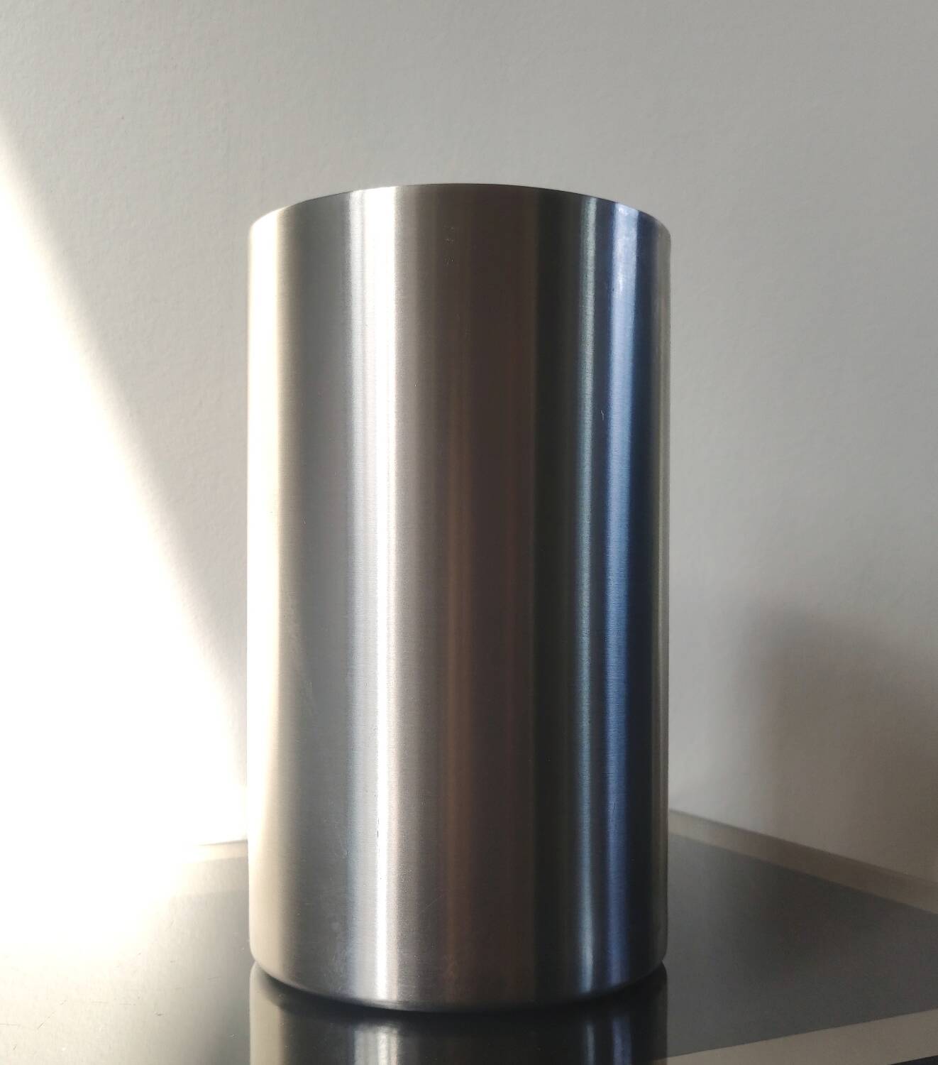 Brushed stainless steel wine cooler – Vintage sleek design
