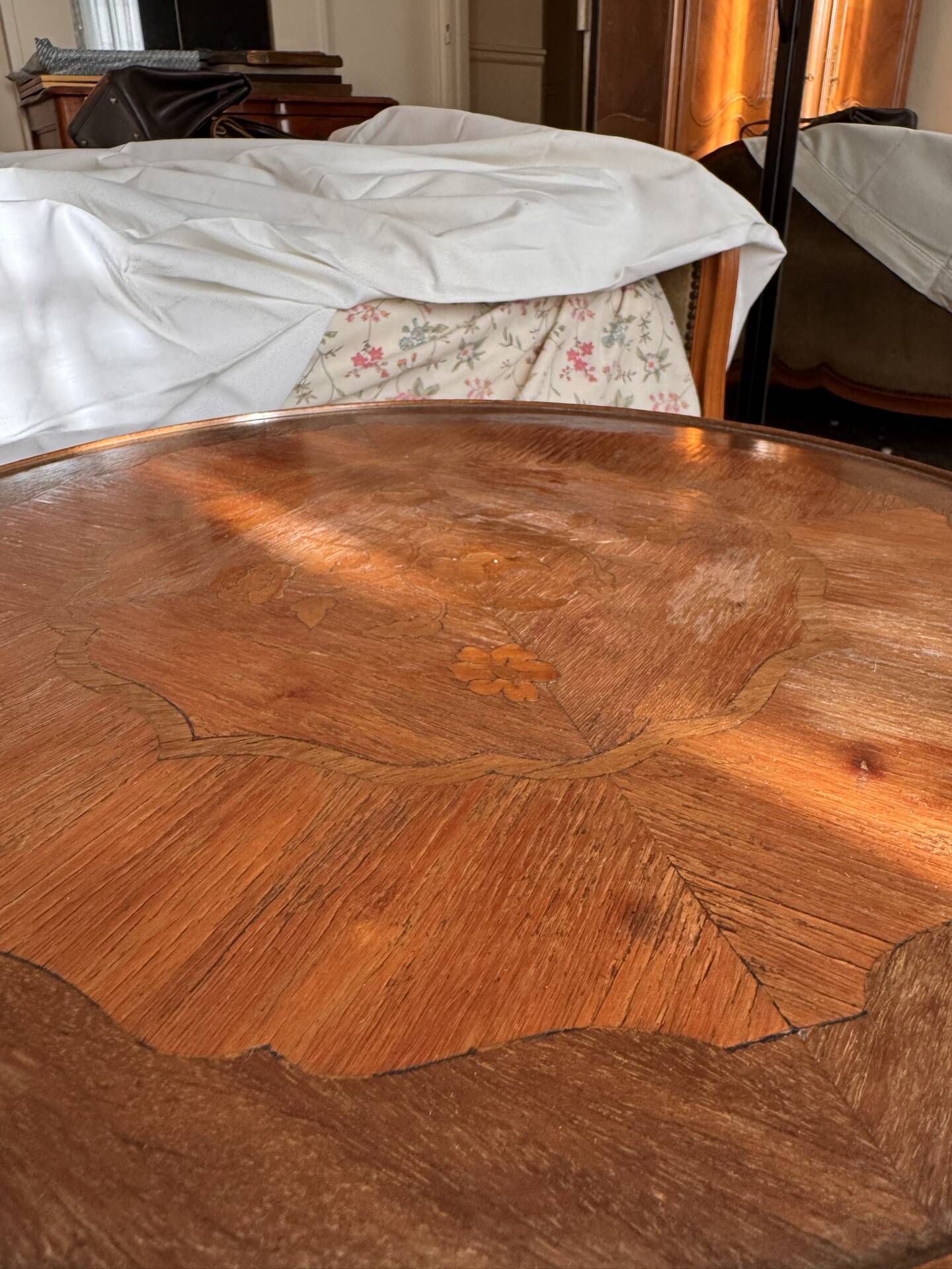 Round Louis XV style table - floral marquetry