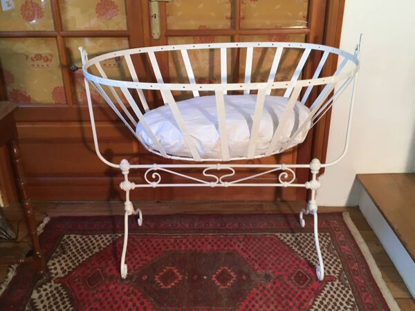Berceau ancien en fer forgé