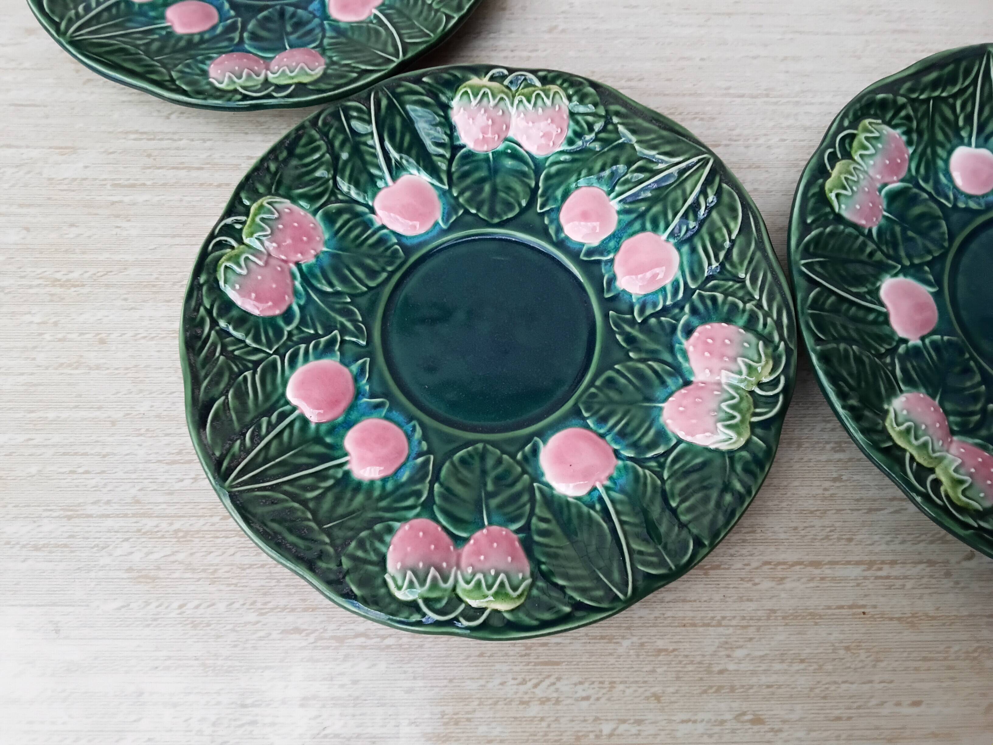 Six dessert plates in earthenware.