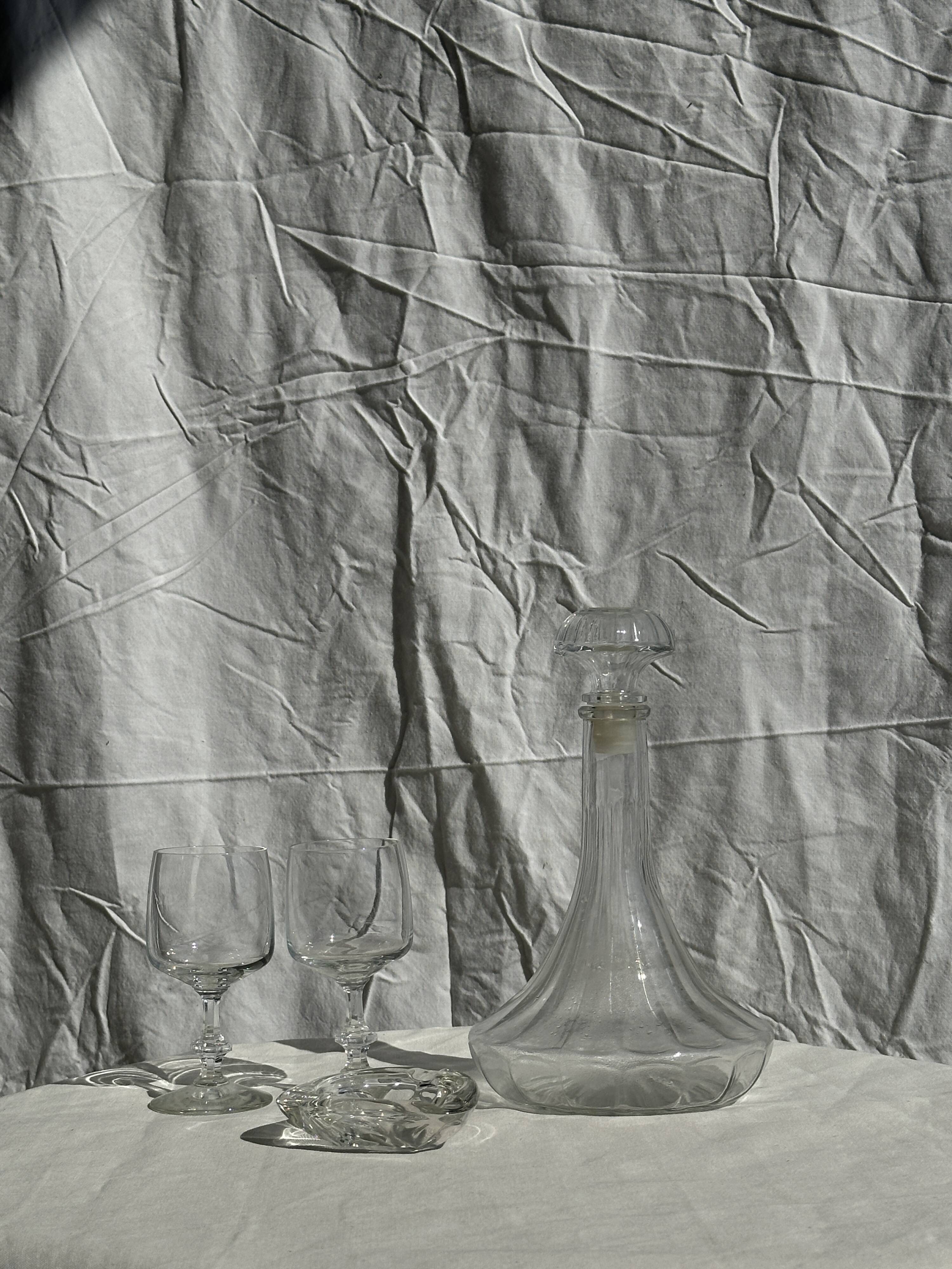 Large glass carafe with ribbed stopper H25