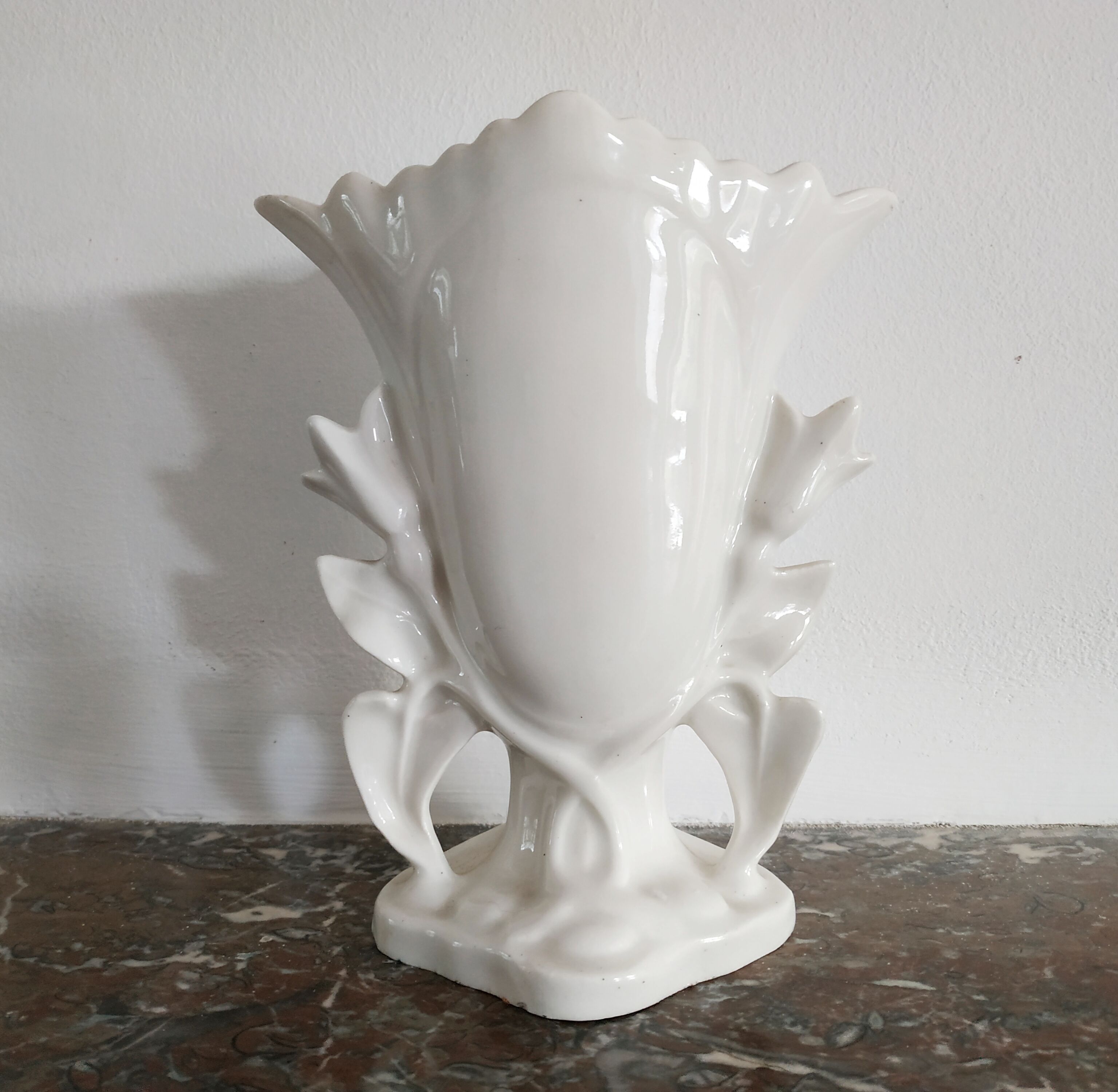 Vase cornet de marié en porcelaine du XIXe siècle