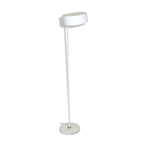 lampadaire blanc en métal,