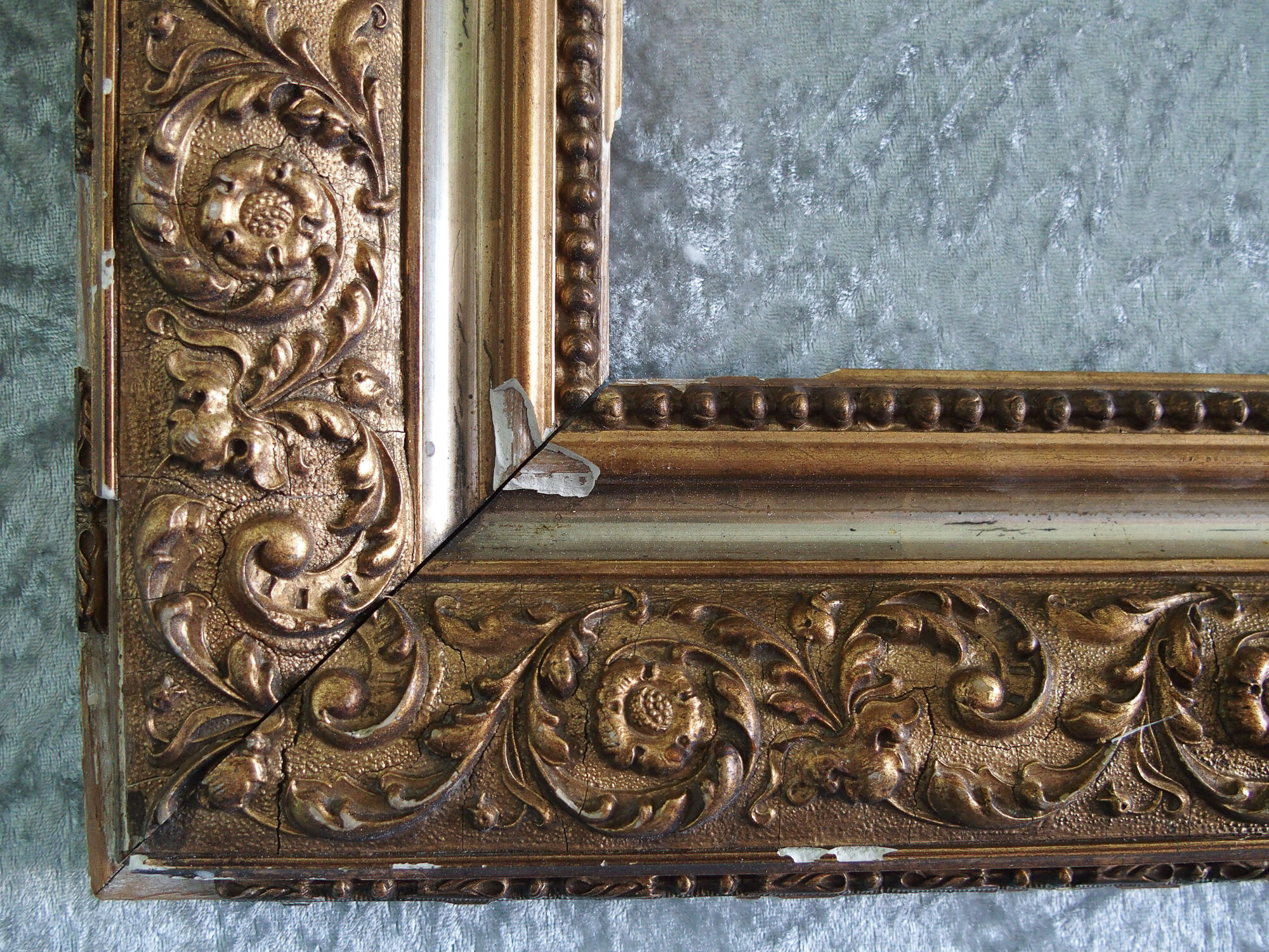 Cadre en bois décor stuc doré