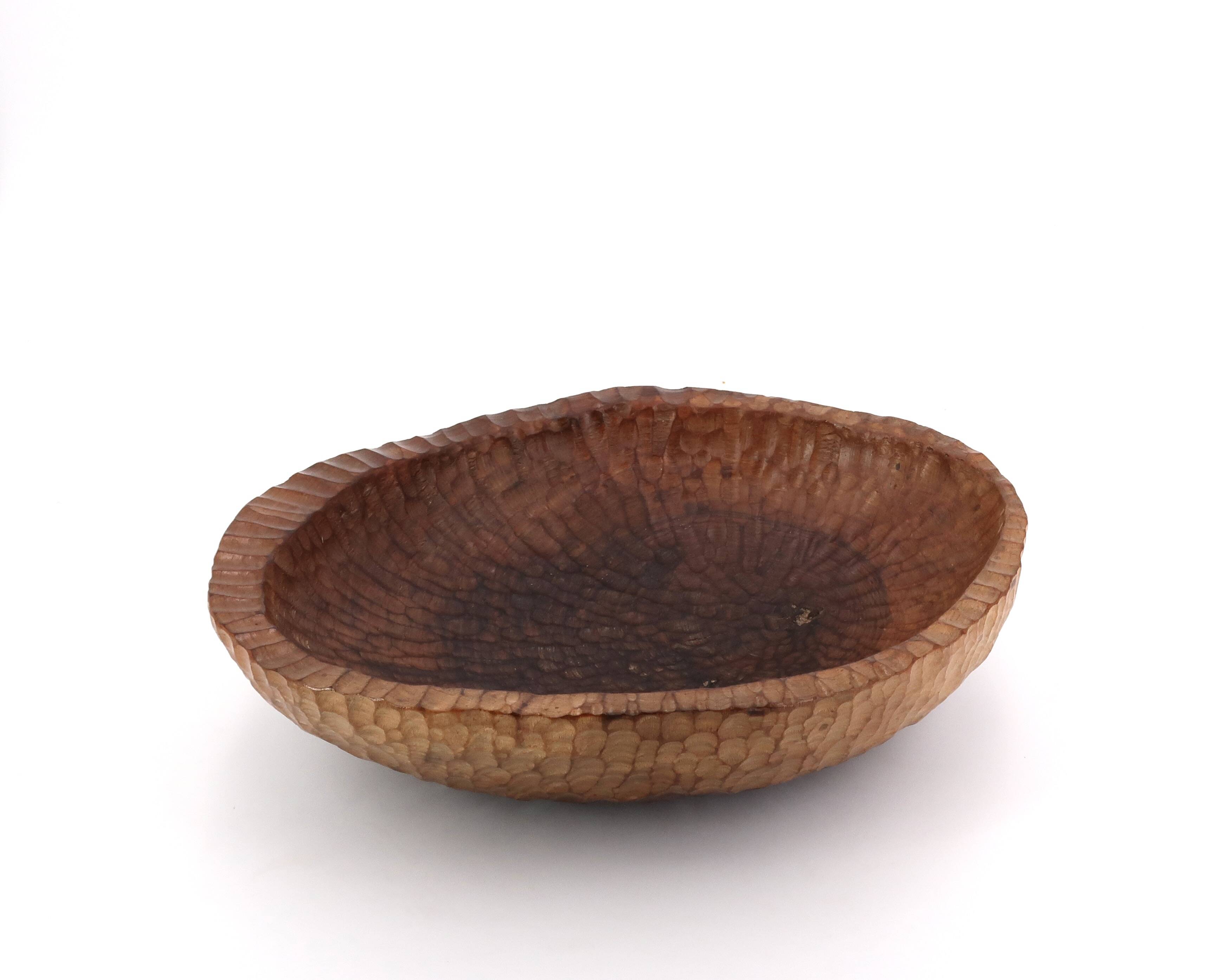 Centre de table en bois taillé à la gouge signé 1974
