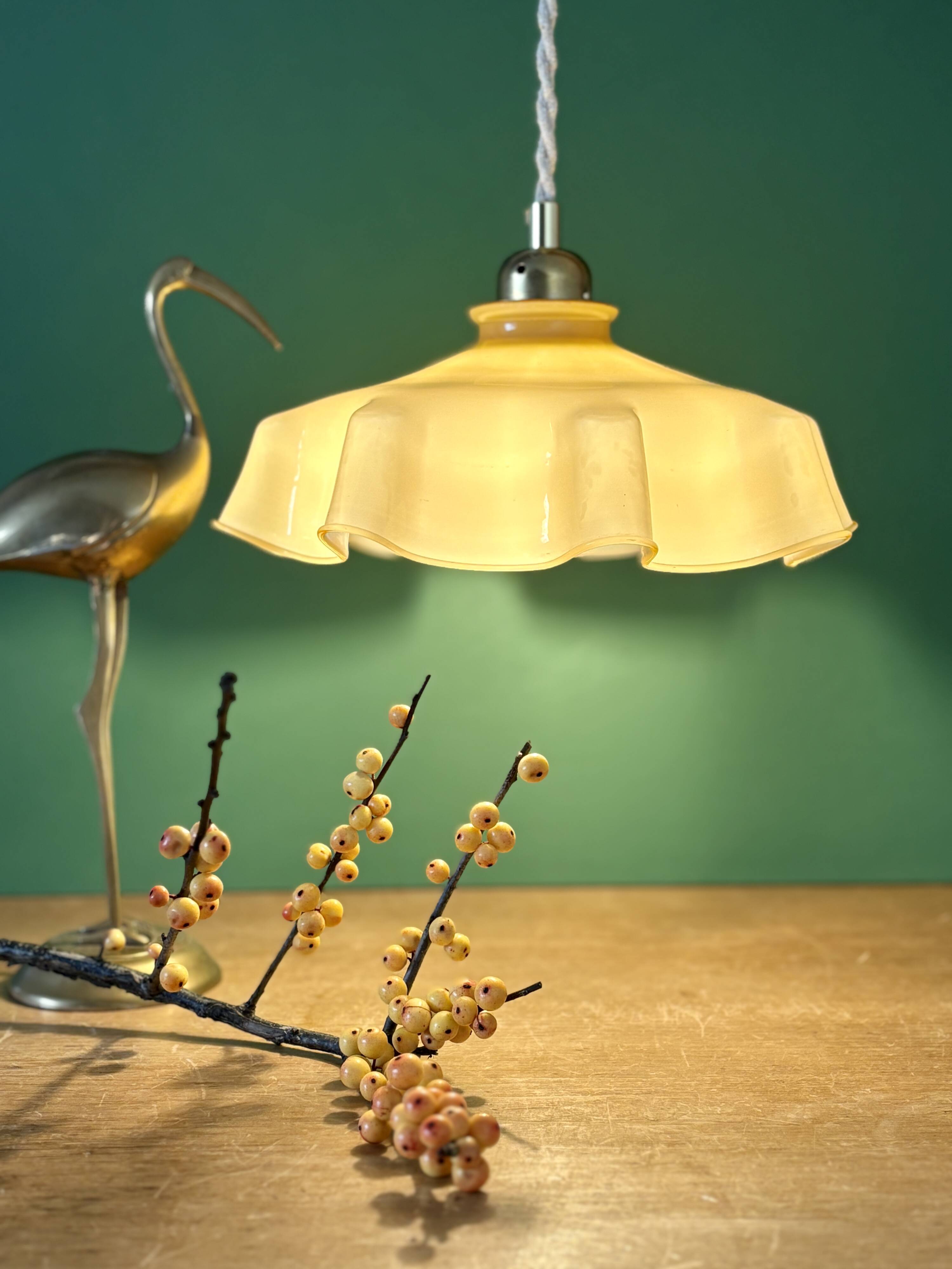Suspension abat-jour vintage en opaline jaune