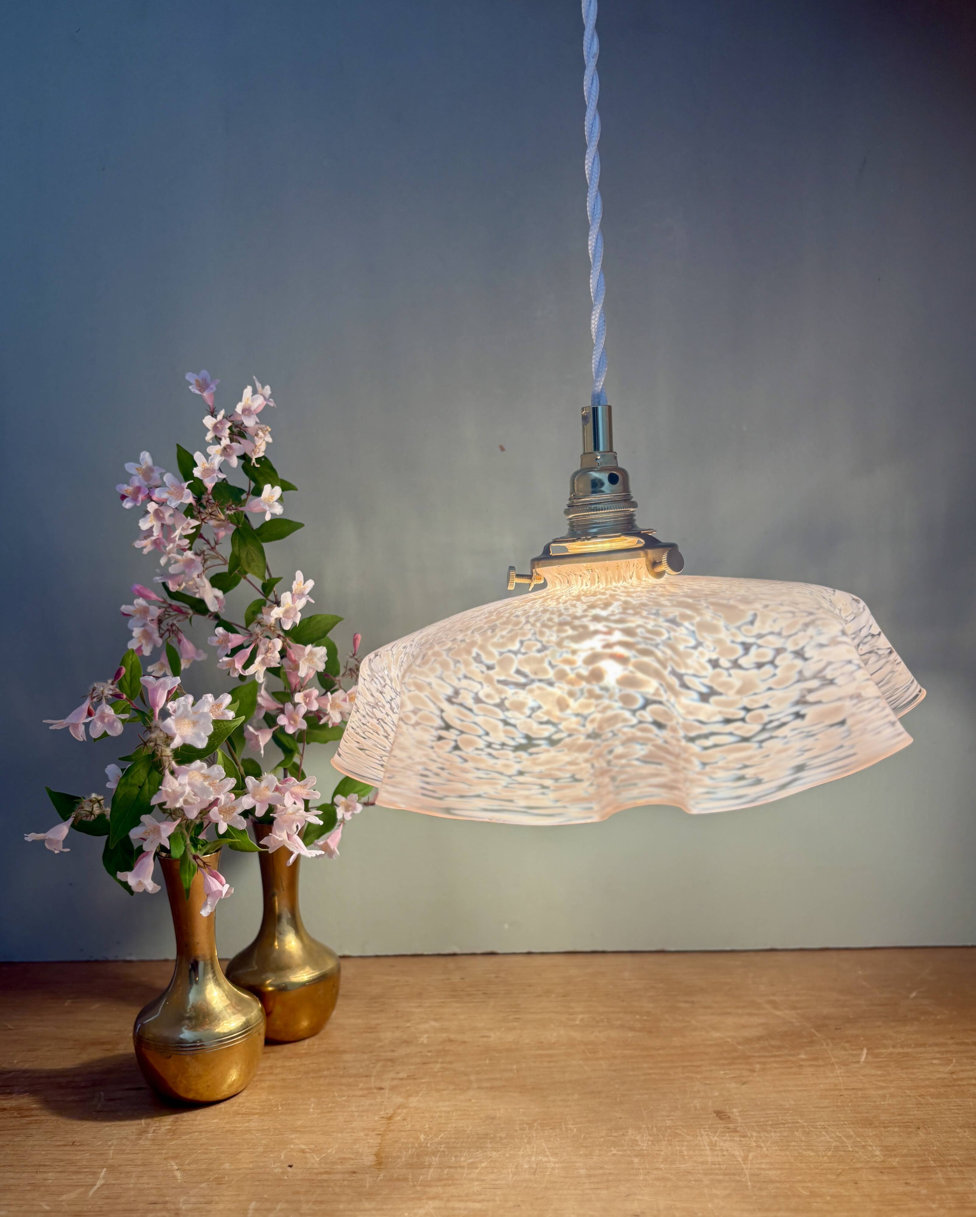 Suspension, abat-jour ancien en verre de Clichy rose