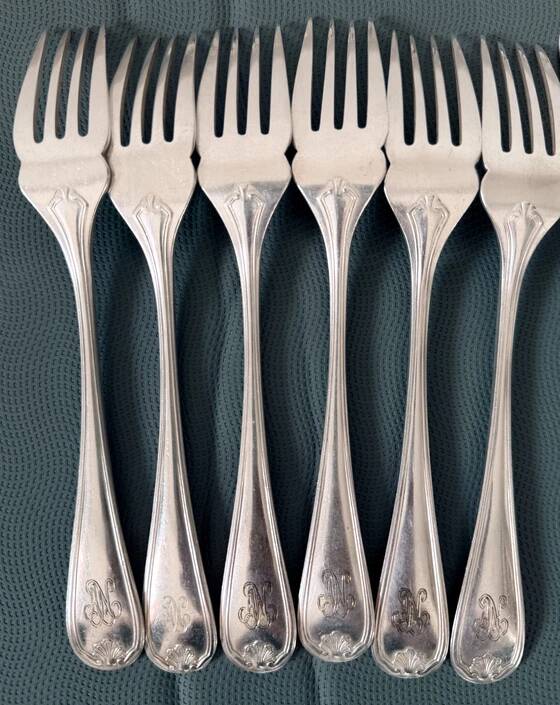 Elegant 24-piece fish service – Marot Bérain pattern in silver-plated metal