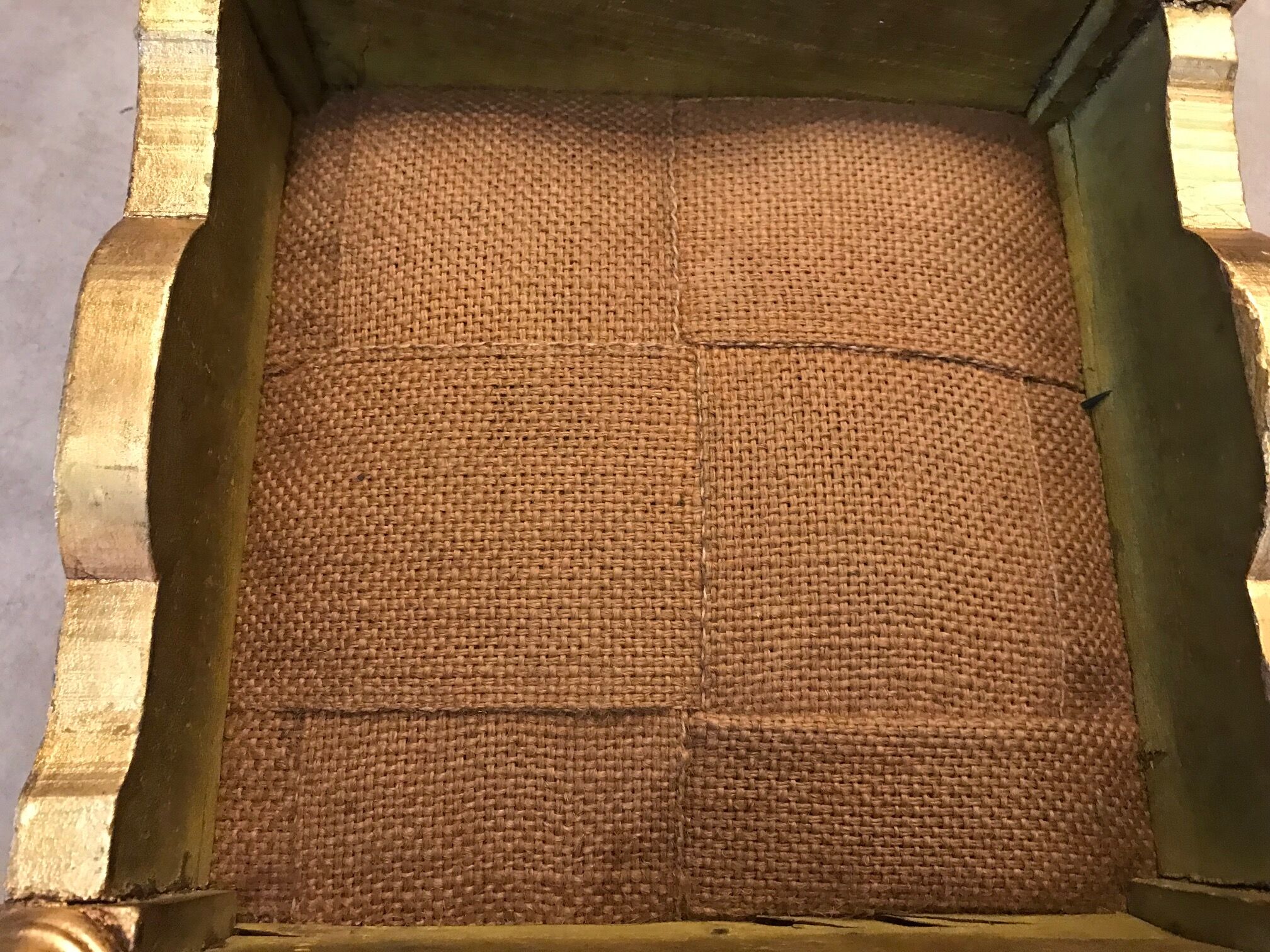 Repose pied style louis xvi en bois dore a la feuille d'or et tissu en satin
