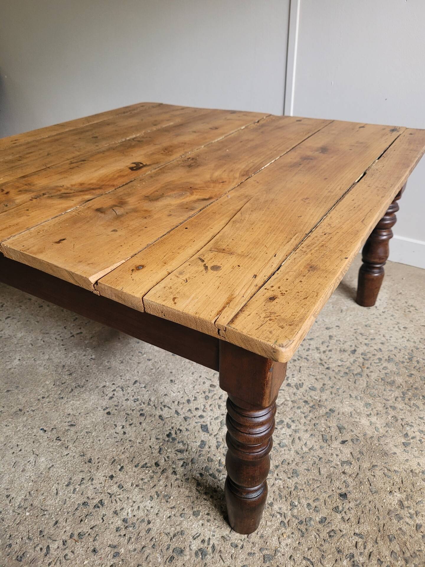 Wooden coffee table with turned legs