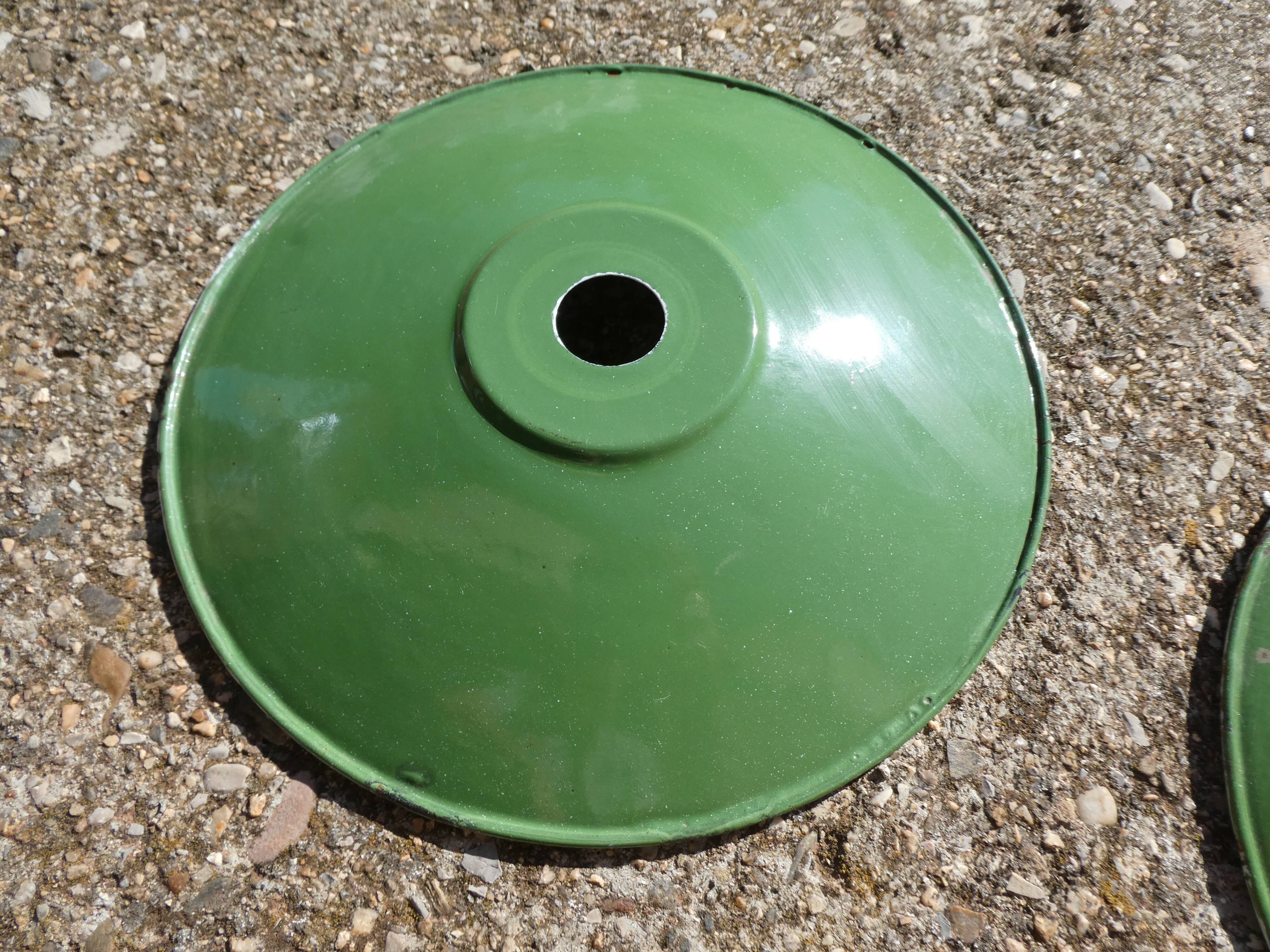 Set of 3 green lampshades in vintage enamelled sheet metal