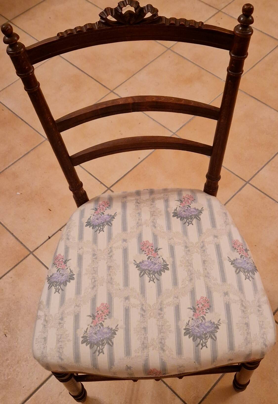 Antique Louis-Philippe chair in solid wood, 19th century, with restored seat.