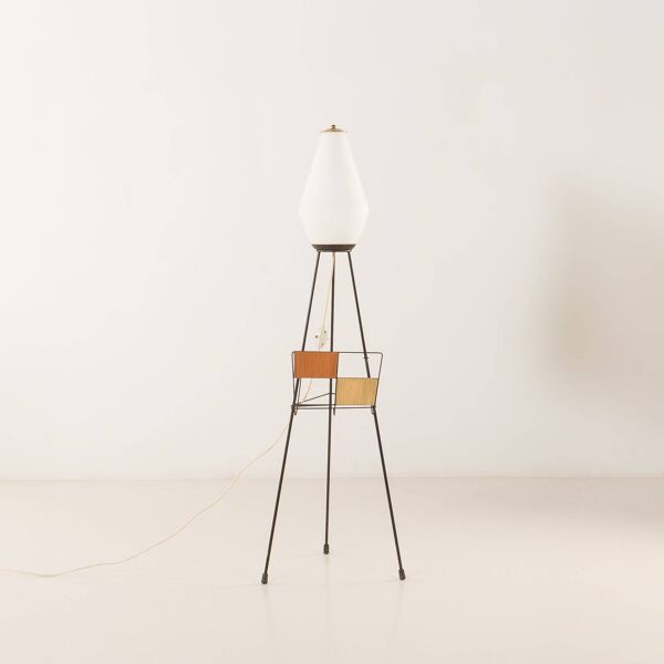 Lampe de sol italienne des années 60 avec un porte-revues dans le style Stilnovo.