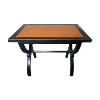 Table en bois orientale