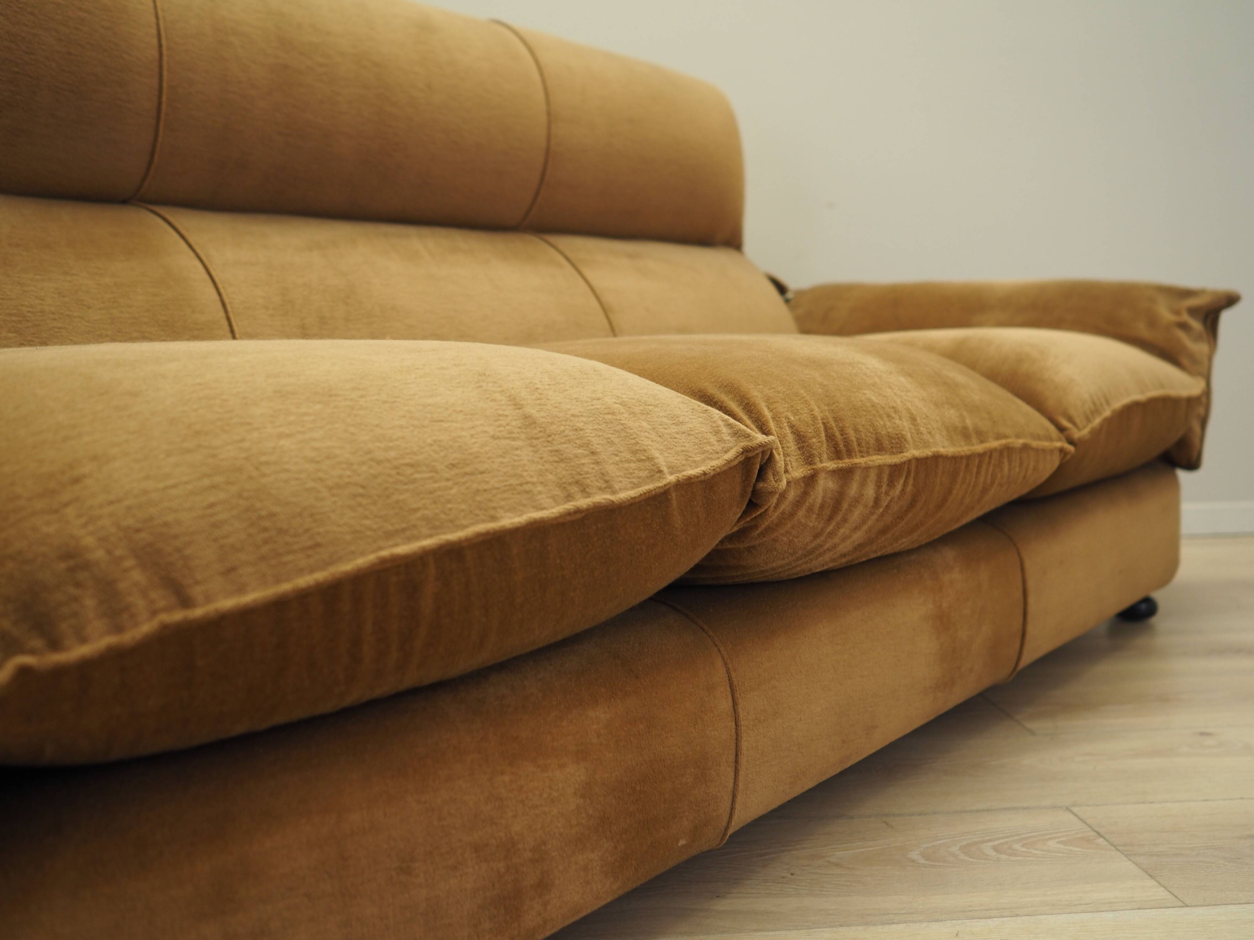 Brown velvet sofa, Italian design, 1970s, manufacturer: Dall'Oca