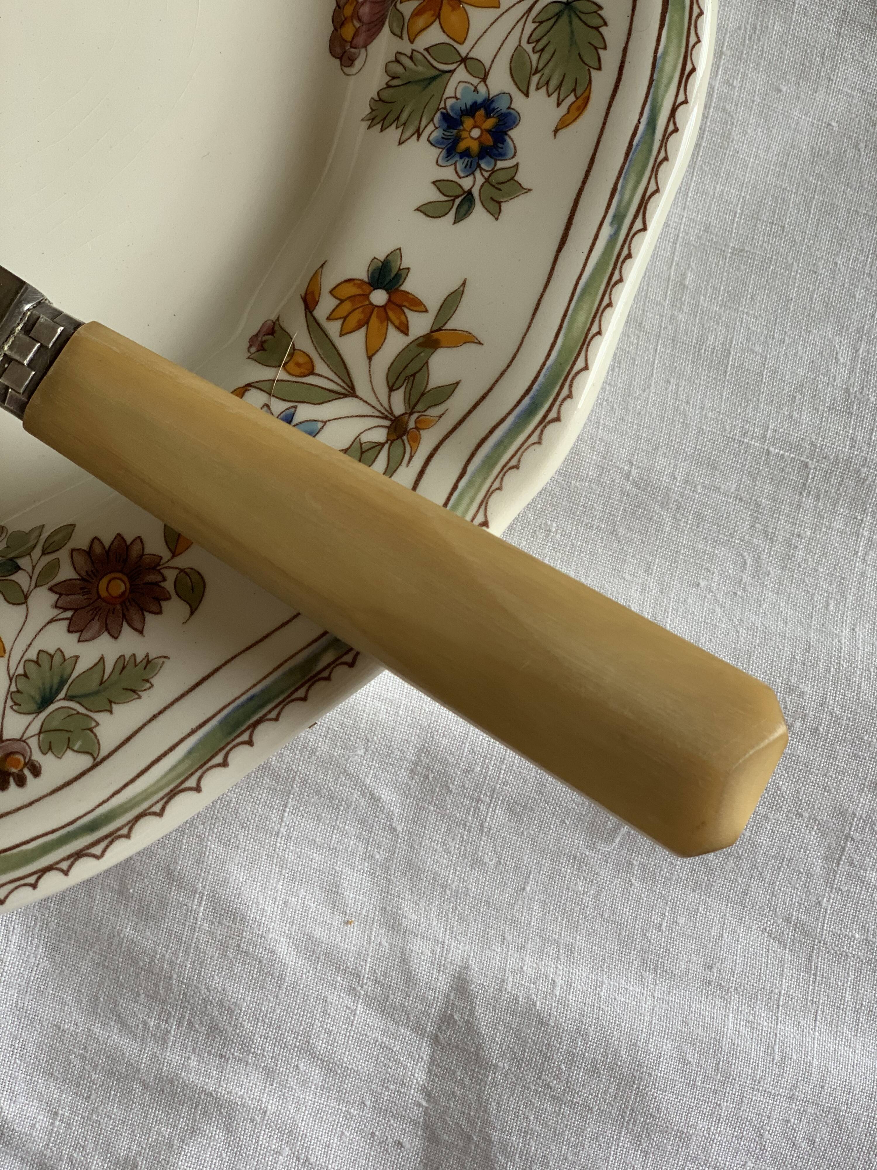 Set of 11 old table knives, horn handle, stainless blade and silver ferrule
