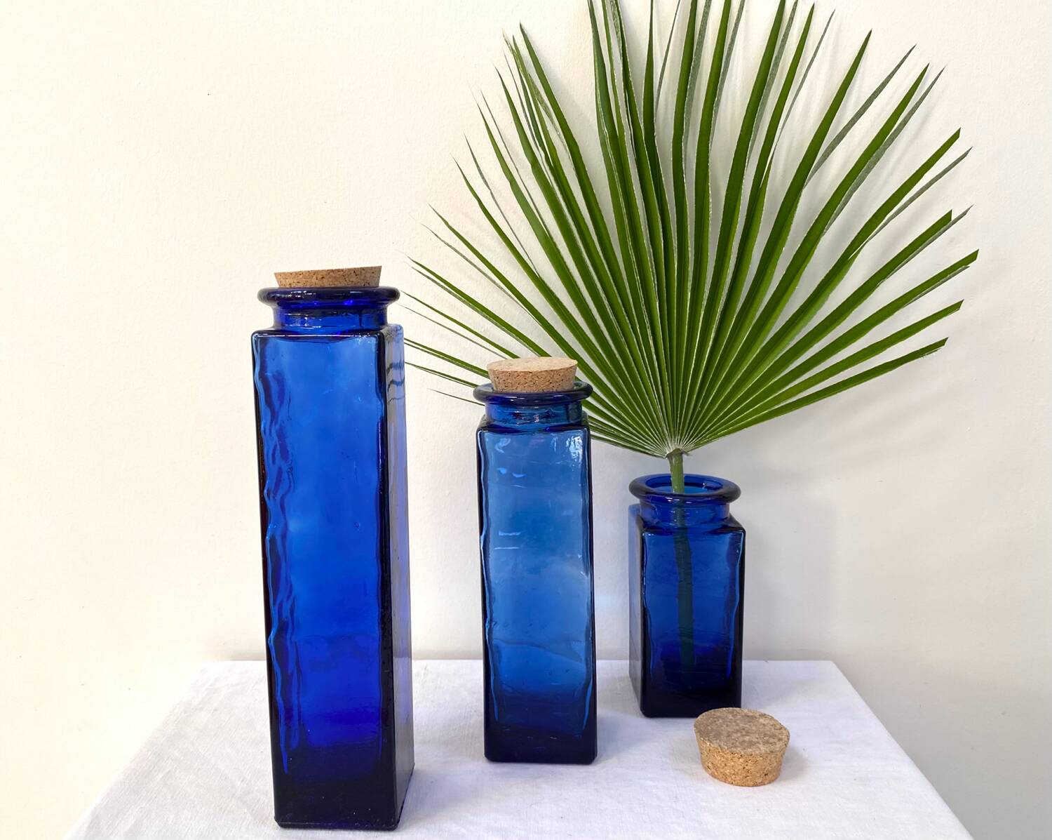Trio de bocaux en verre bleu cobalt