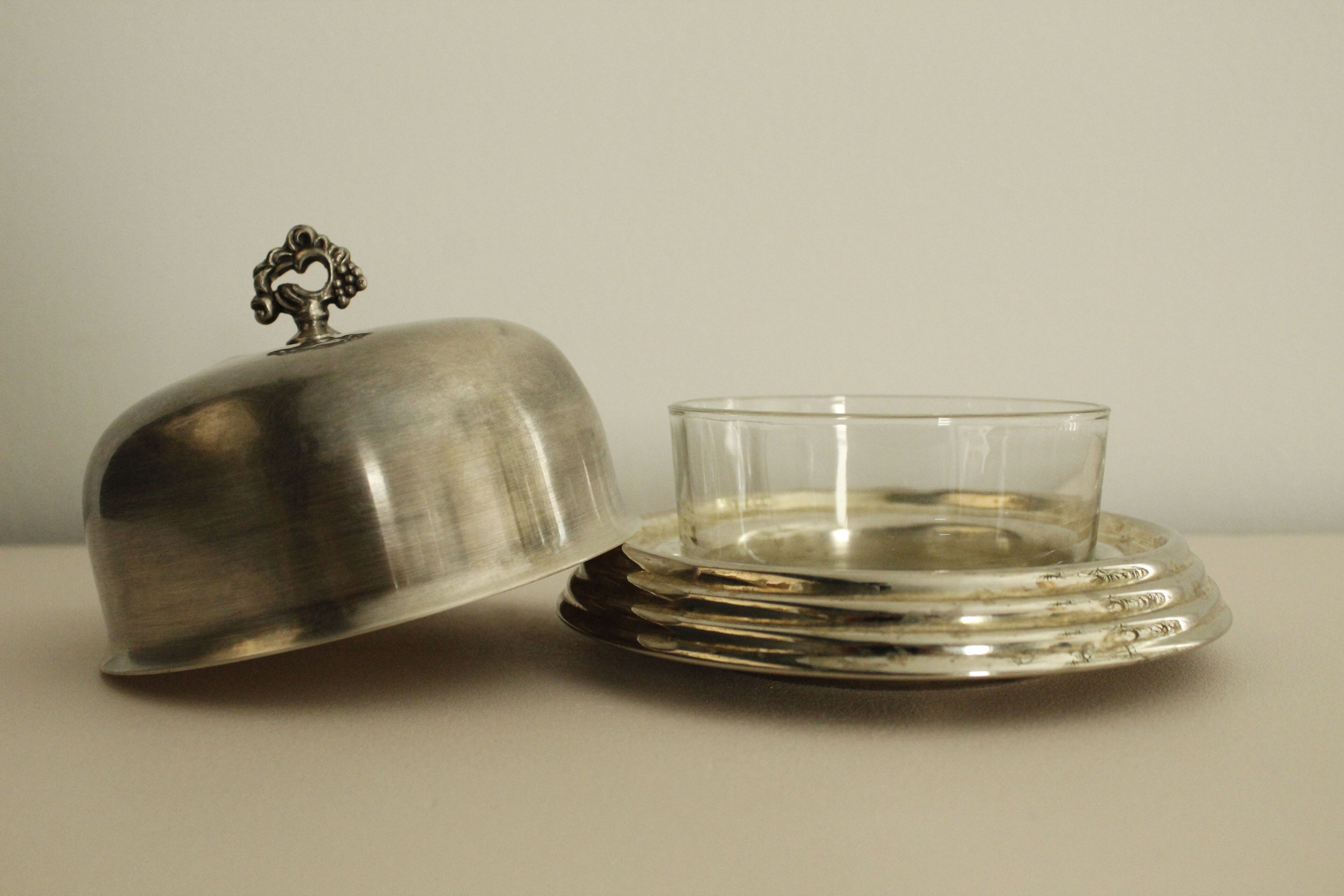 Round butter dish with bell - glass and metal