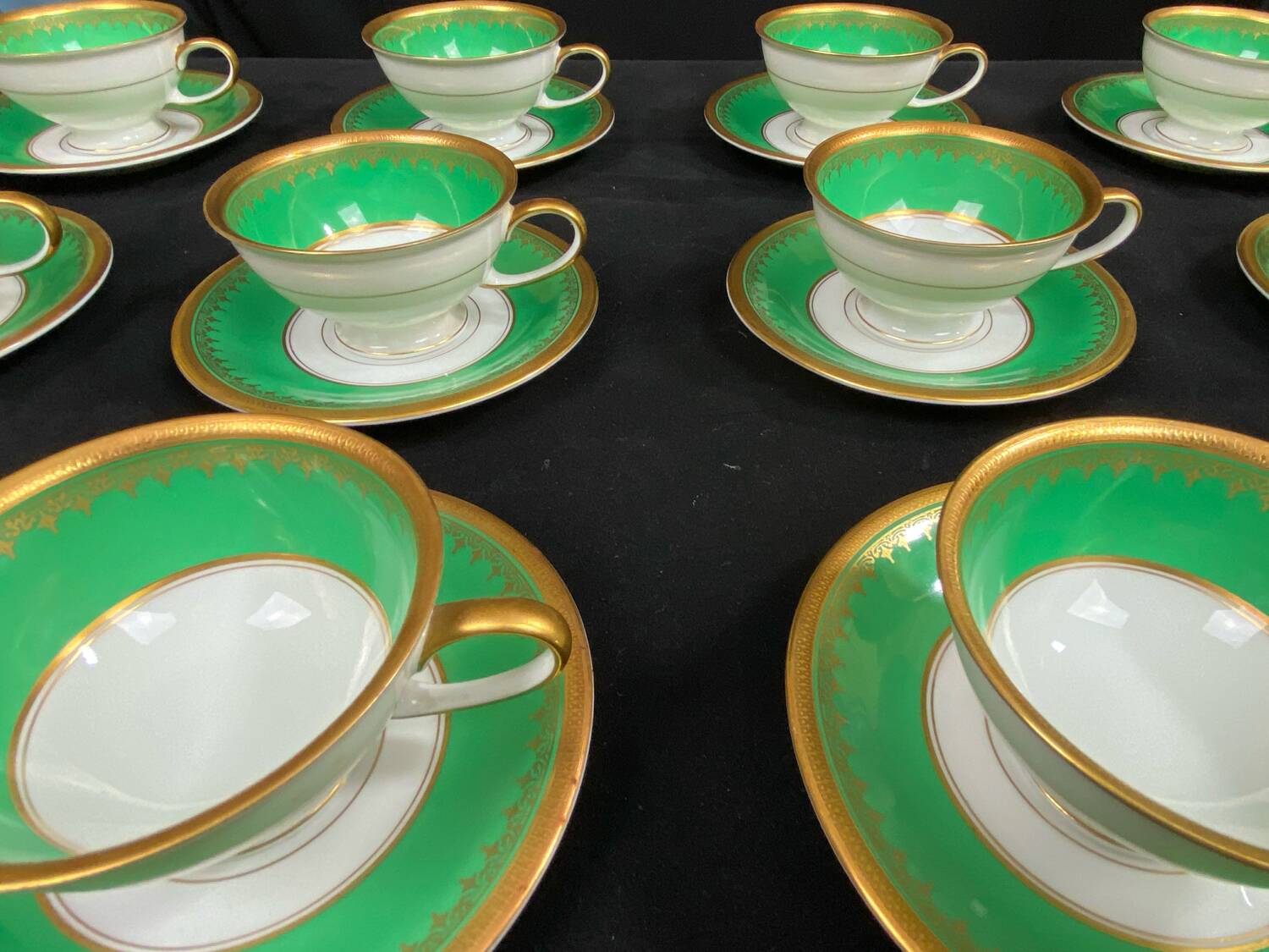 Complete set of 12 Art Deco fine porcelain cups and saucers Ros.