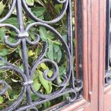 Porte d’entrée vitrée en chêne et grilles en fer, XIXème s.