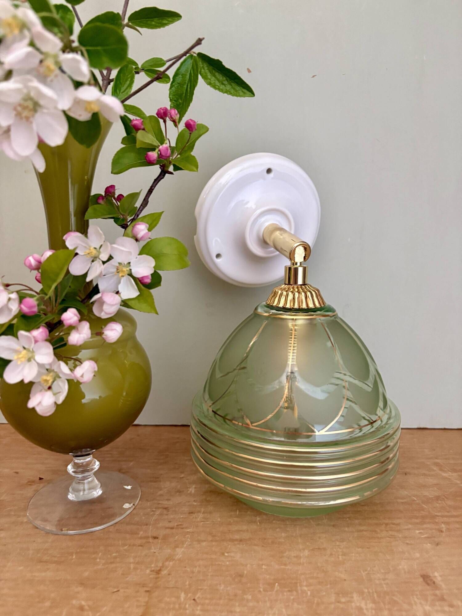 Vintage art deco tulip wall lamp in green and gold glass