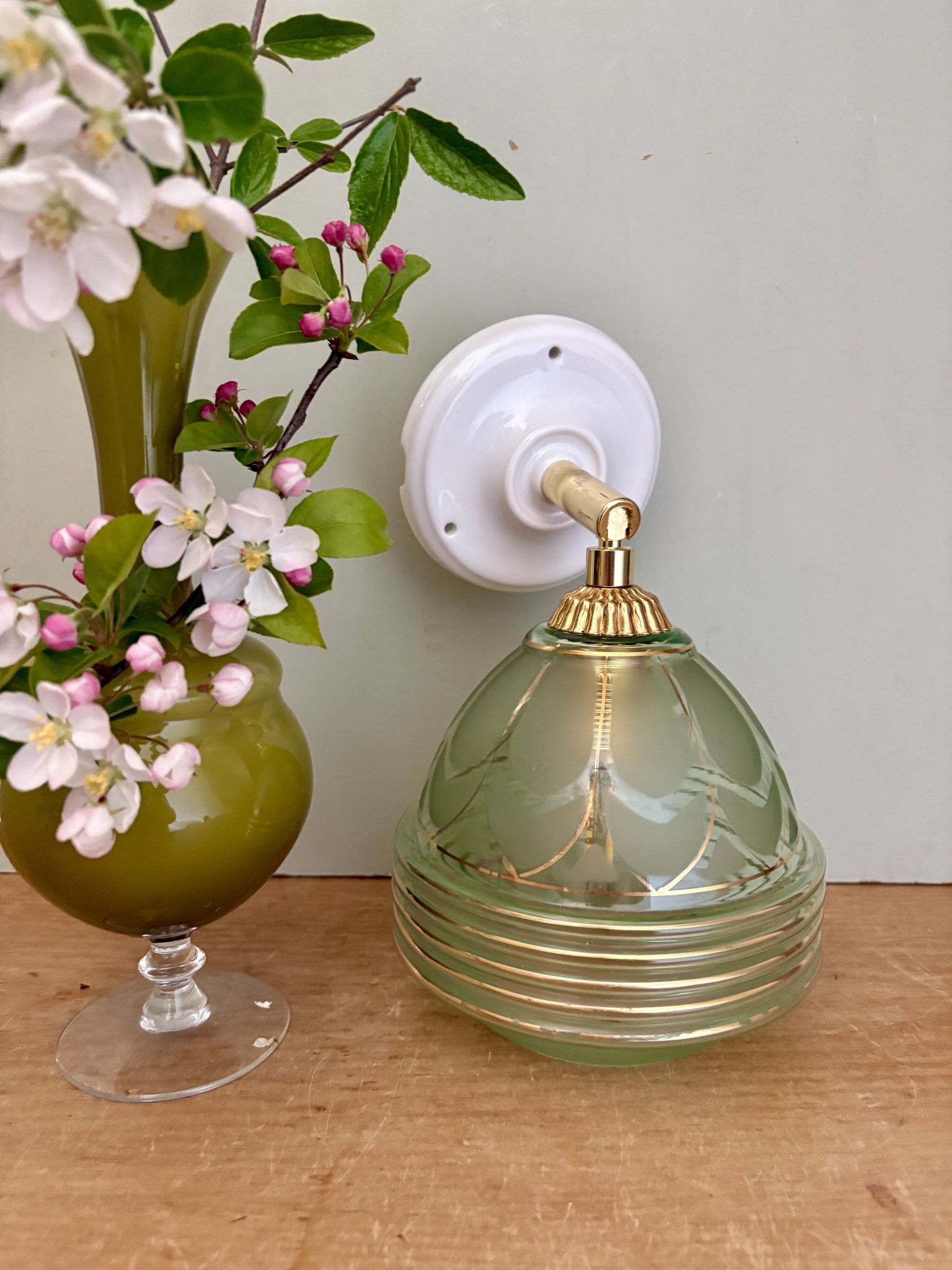 Vintage art deco tulip wall lamp in green and gold glass