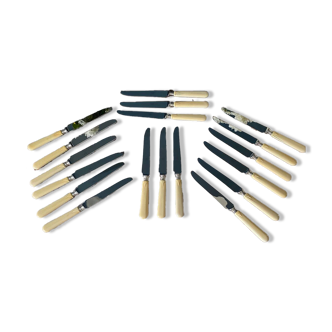 Set of 18 knives, old handles, stainless steel blades, some cracks on the handles. Blades in excellent condition. Long. 22cm