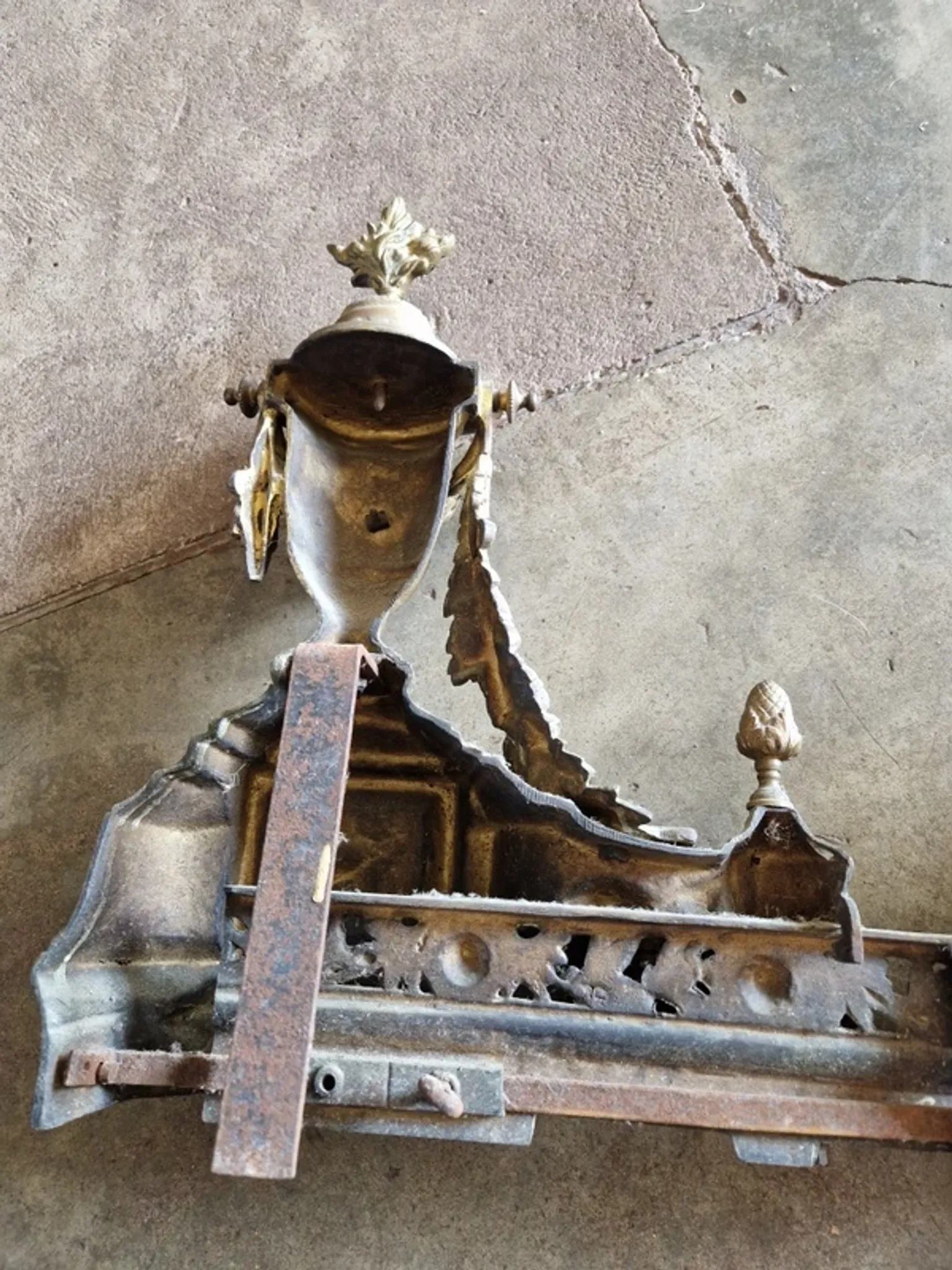 Devant de foyer, barre de cheminée, garde feu en bronze doré Louis XVI
